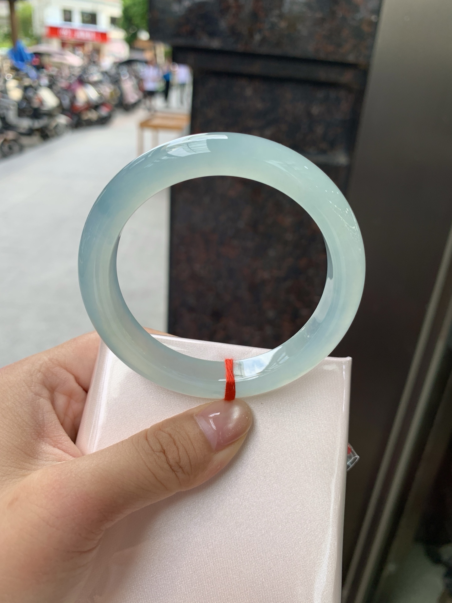 冰蓝正圈, 底妆冰润，千变万化的冰晴蓝底色，拥有海的颜色，却散发着星空的光芒，这是一只来自冰川蓝的清冷气质仙女镯。