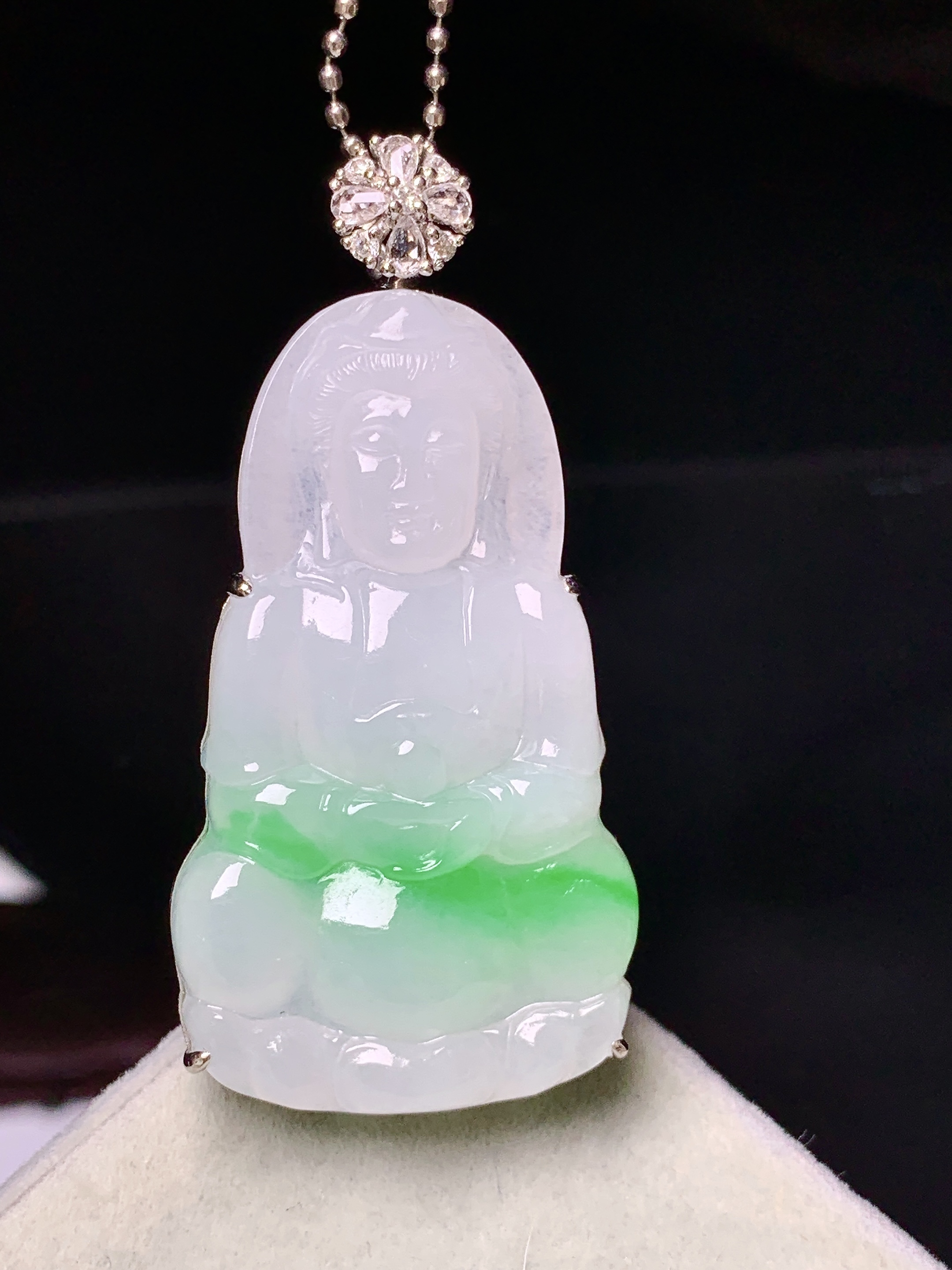 18k金钻镶嵌飘绿观音菩萨吊坠 玉质细腻 色泽艳丽清新 水润亮眼 整体尺寸44.5*21.5*7.6
