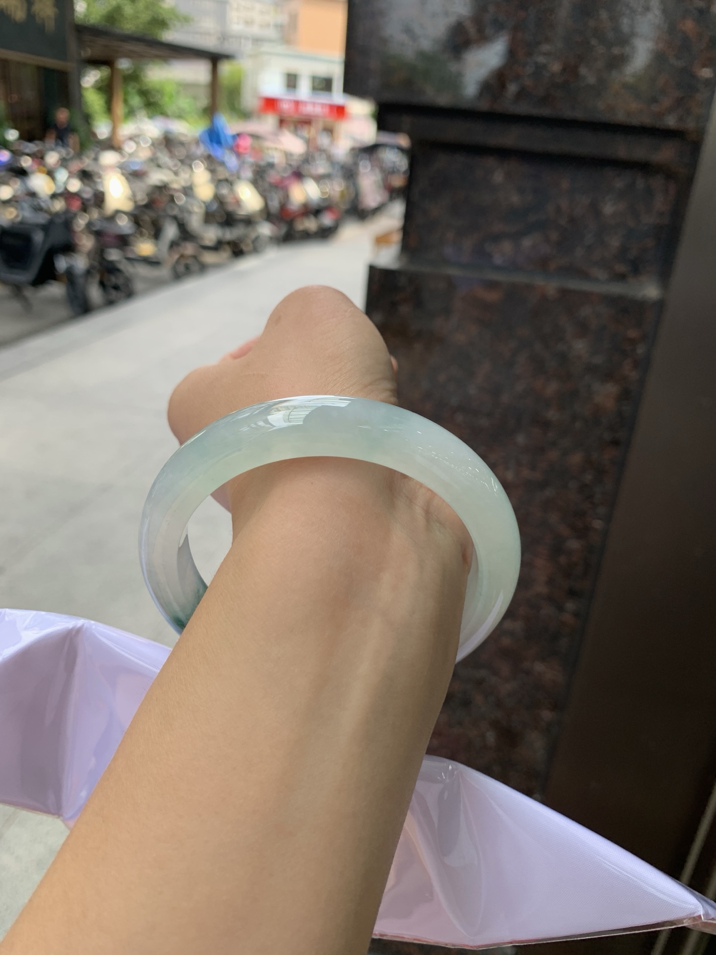 冰飘花正圈,62.3-12.1-8.8,0805-174-46,无裂，底妆冰透胶润，飘花灵动飘逸，勾勒出一幅唯美诗意的山水意境画，古典优雅又秀气