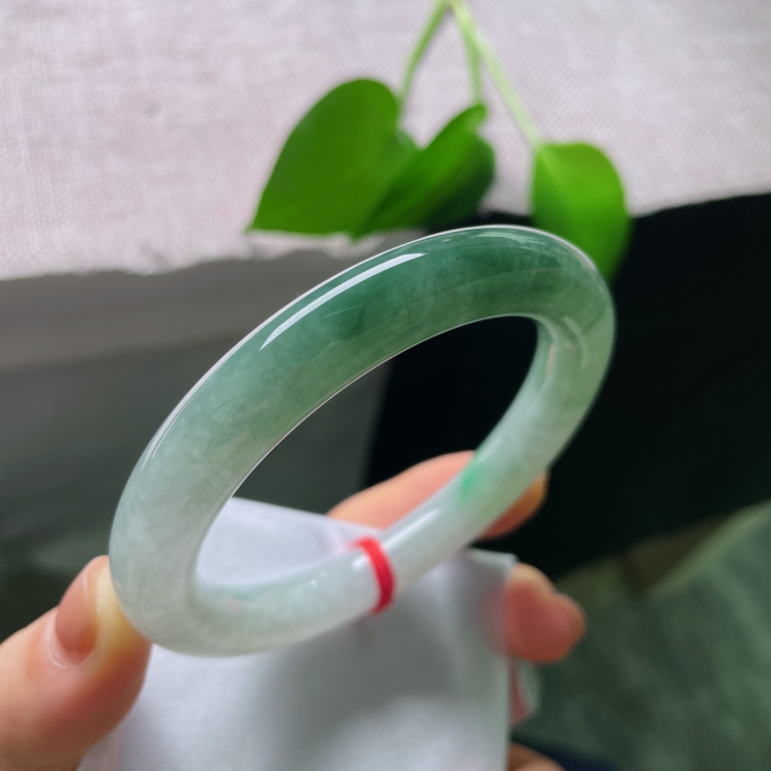 油青圆条，一丝纹，特色半山水翡翠圆条，底色清润，俏绿亮眼，复古镯型，佩戴温柔出彩。ss56736a