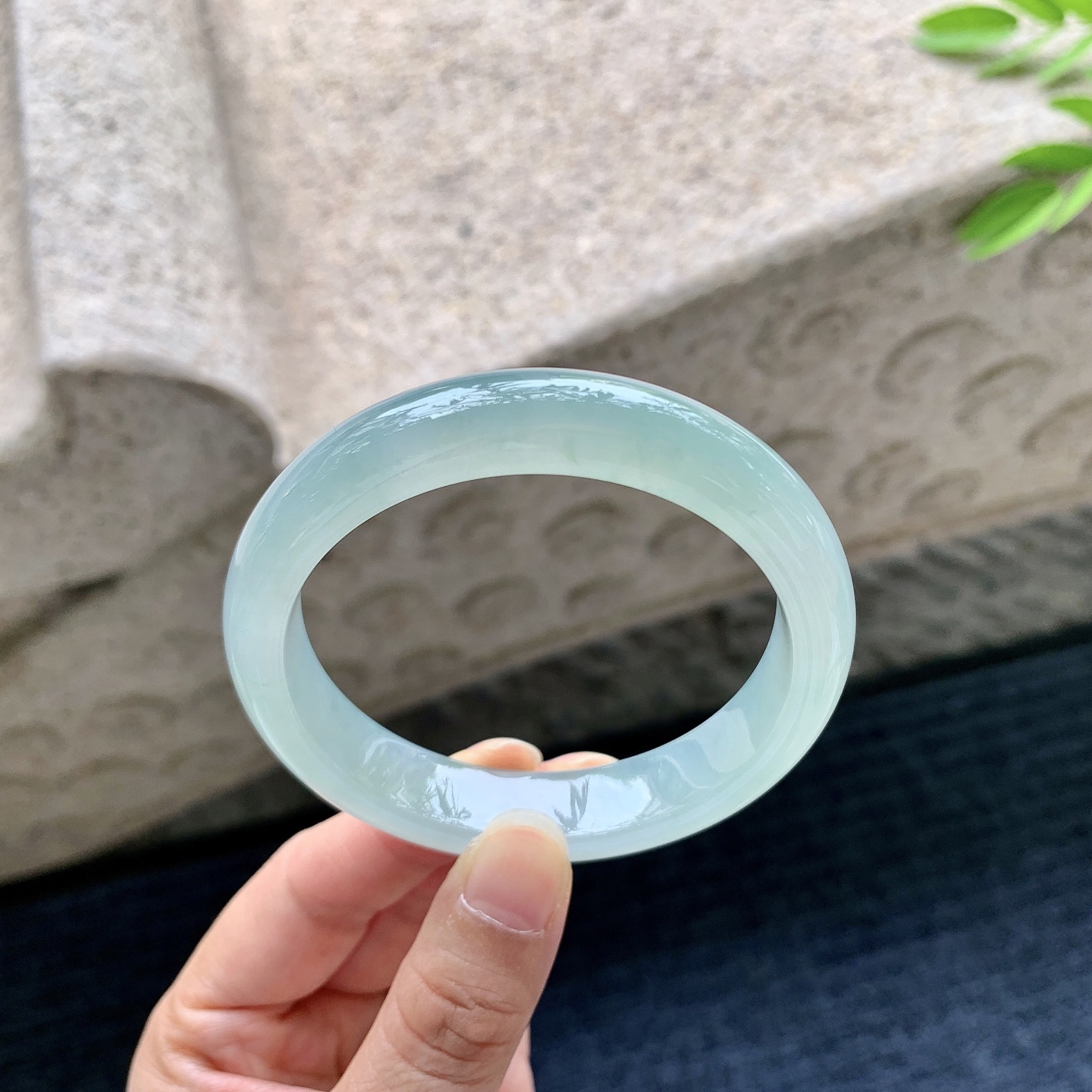 正圈55 56，圈口56/12.4/8，编码Q5080618，糯冰飘花，水润，种老，细腻，无裂。