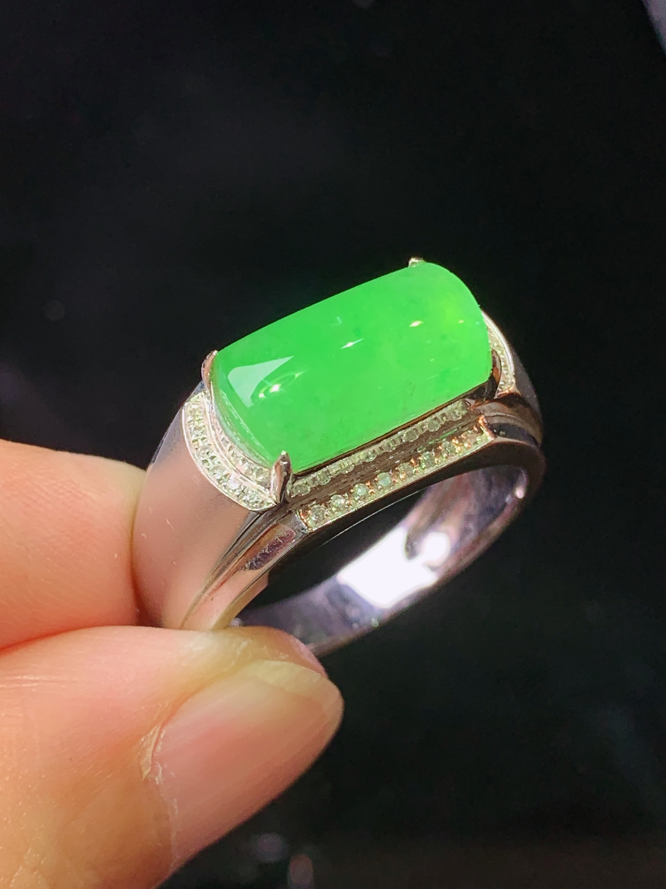 18k金钻镶嵌阳绿马鞍戒指 玉质细腻 色泽艳丽清新 水润亮眼 圈口20.5 整体尺寸7.5*13*4.2 c1