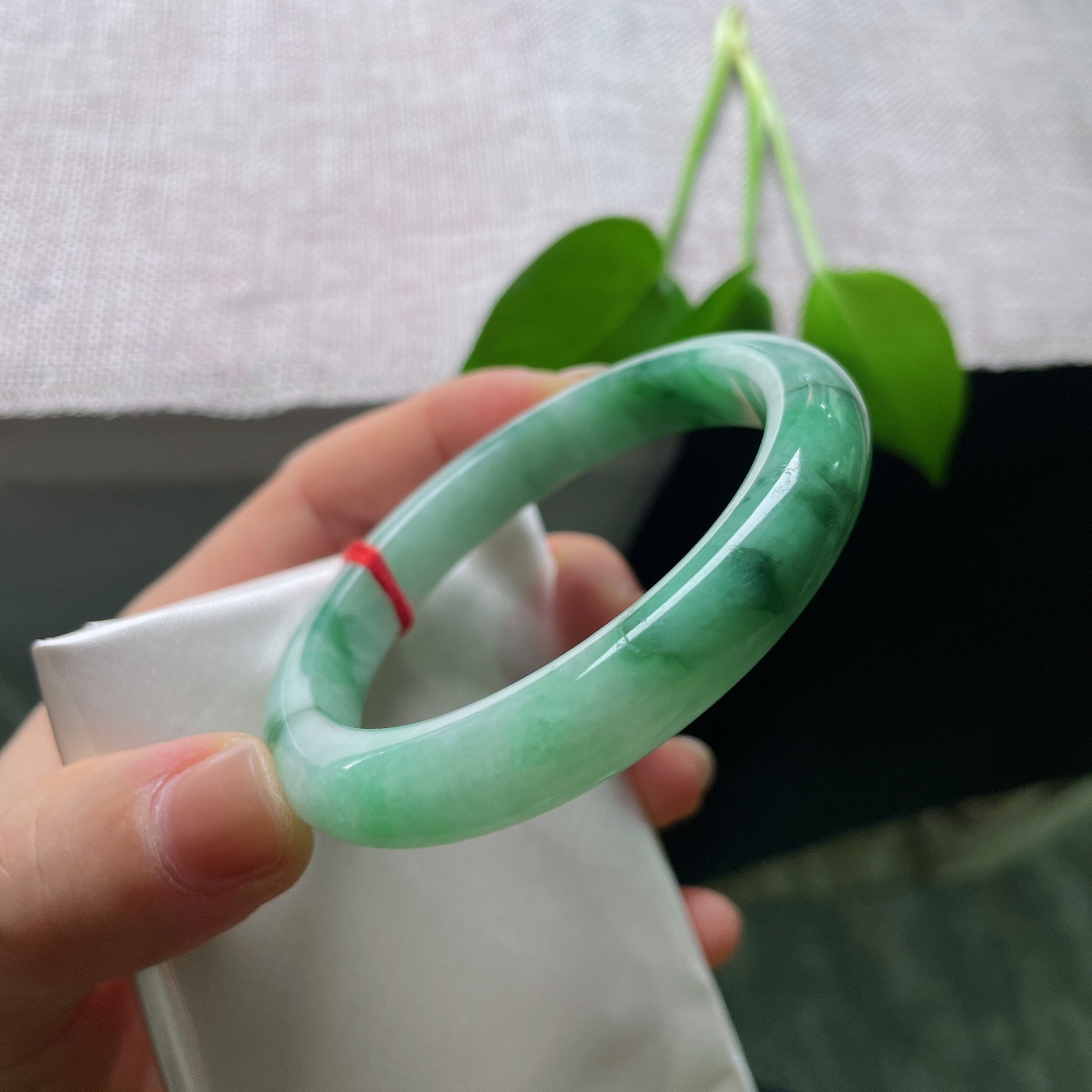 54.8/10.4/8.9，飘花正圈，飘花分布疏密得当，浓绿和浅底彼此相融，自带慵懒雅致的氛围感，上手端庄脱俗，有裂，ss56980a
