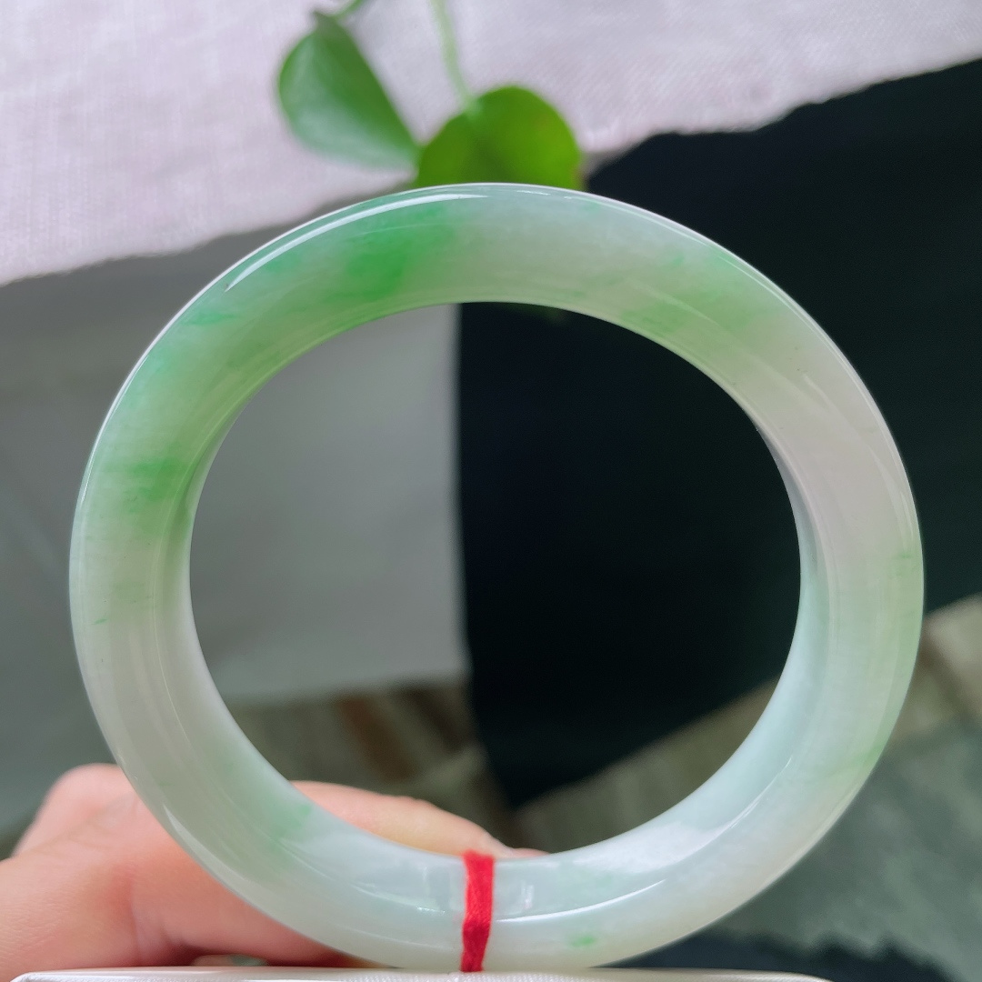 绿底正圈，无裂，冰底凝霜，一抹鲜活翠色漫染镯身，如玉湖之中漾开碧色春光，清透灵动，满目清新雅致。ss
