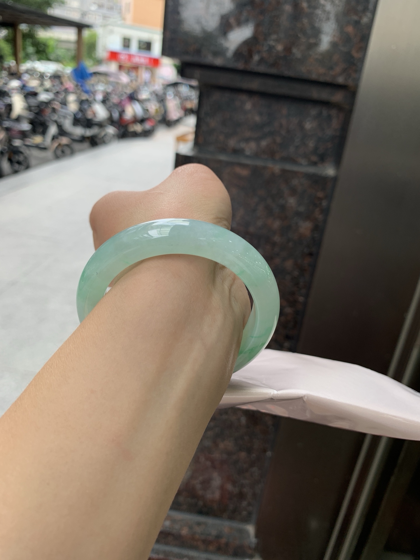 飘绿正圈，53.4-12.1-8.9，0805-N1300，无裂，底妆水润细腻，通透的苹果绿底色像是被春雨洗过的嫩叶在，阳光下还会透出甜甜的蜜糖光泽，夏日清新感拉满