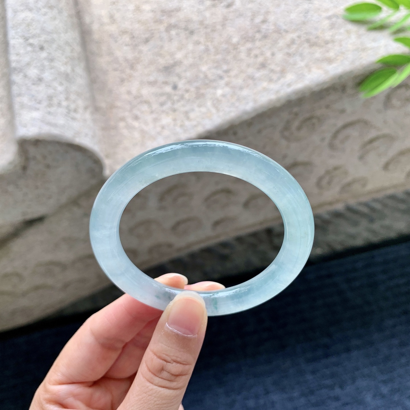 圆条51 52，圈口52.5/8/8.8，编码C5080605，描述：冰糯飘花，水润，种老，细腻，无裂。