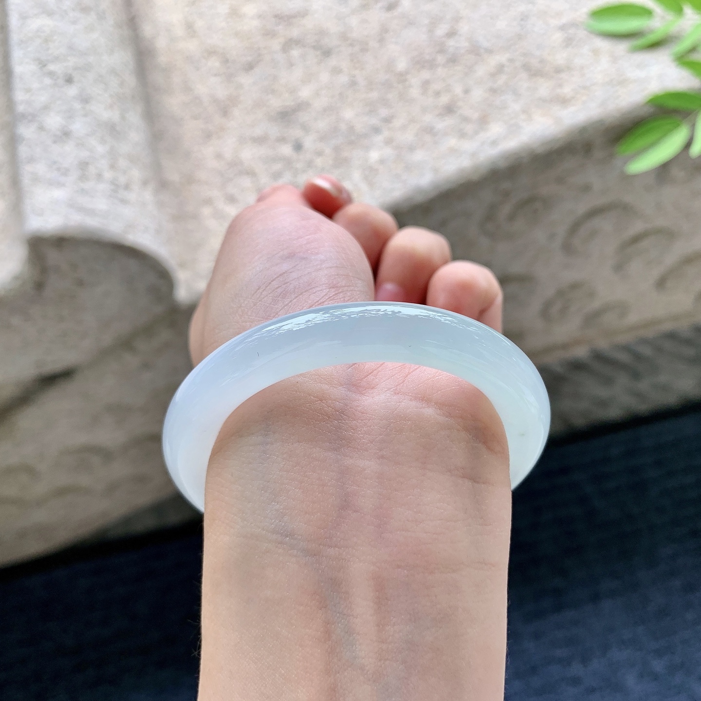 圆条50 51，圈口51/9/9.3，编码A1080615，糯冰晴底，水润，种老，细腻，打灯有棉纹