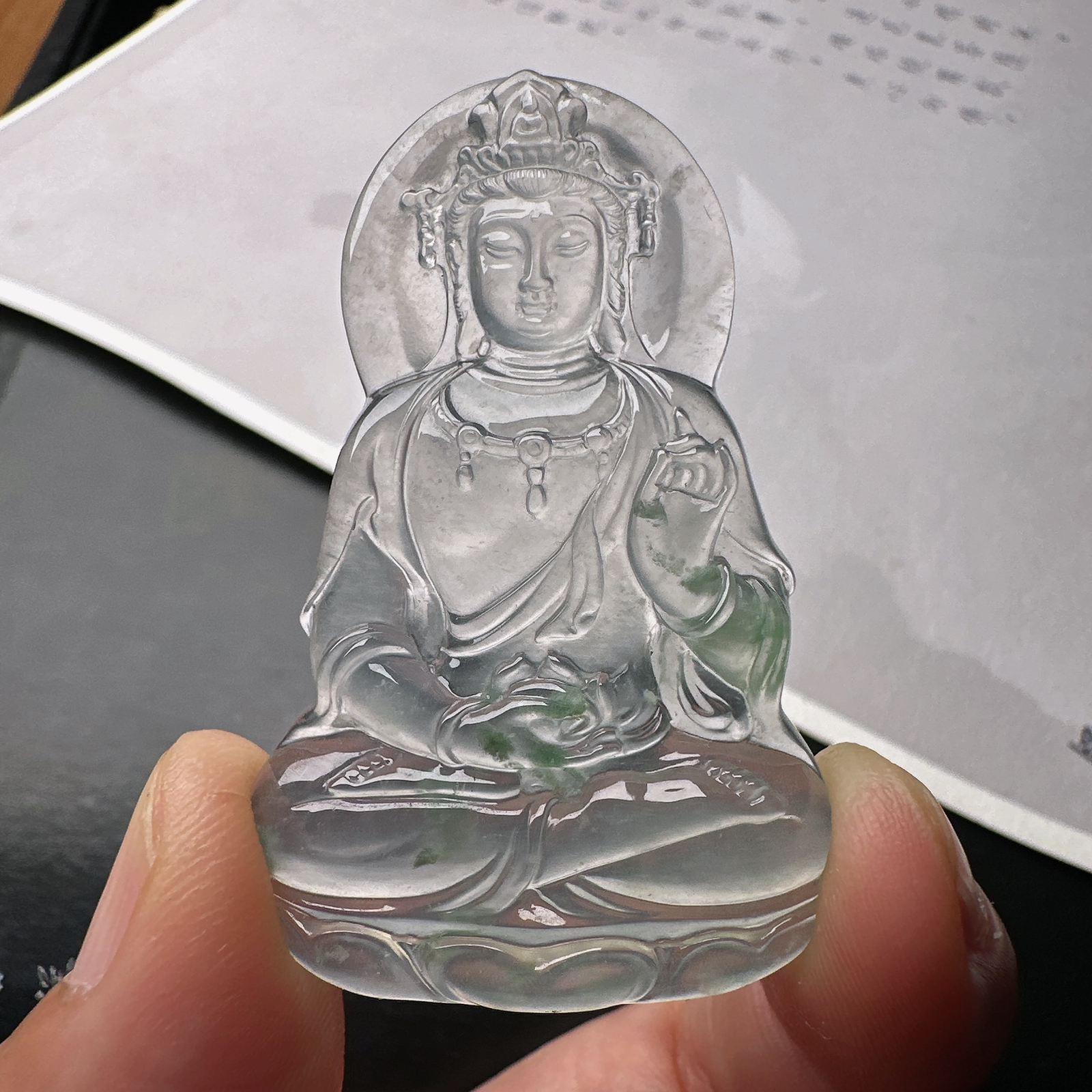 【冰种飘花素衣观音】质地细腻，通透度上佳，冰感十足，适合佩戴。