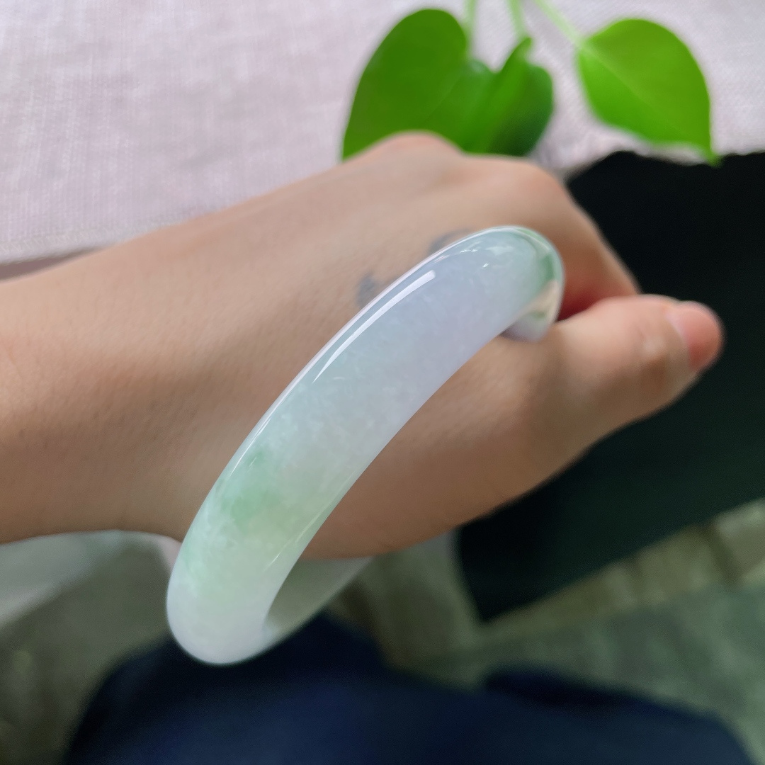 54.8/11.7/8.7，飘花，无裂，翠色飘花慵懒散落淡淡的镯身，种质通透柔和，紫绿相融温婉朦胧，自带春日烟霞般的氛围感，气质温柔内敛。ss56753a