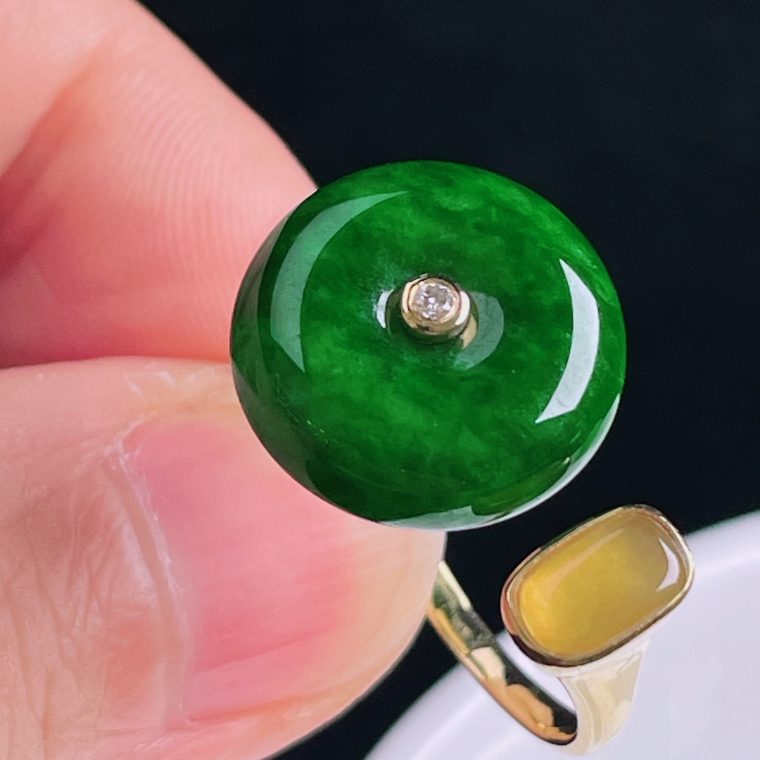 ️辣绿戒指，老种起光，细底通透，尺寸：裸石15.4/6.4mm0705