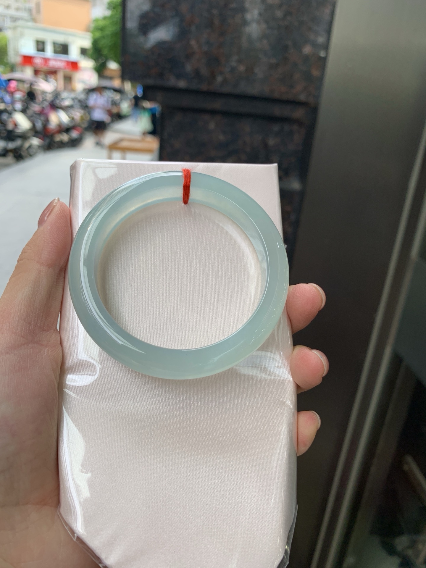 冰蓝正圈, 底妆冰润，千变万化的冰晴蓝底色，拥有海的颜色，却散发着星空的光芒，这是一只来自冰川蓝的清冷气质仙女镯。