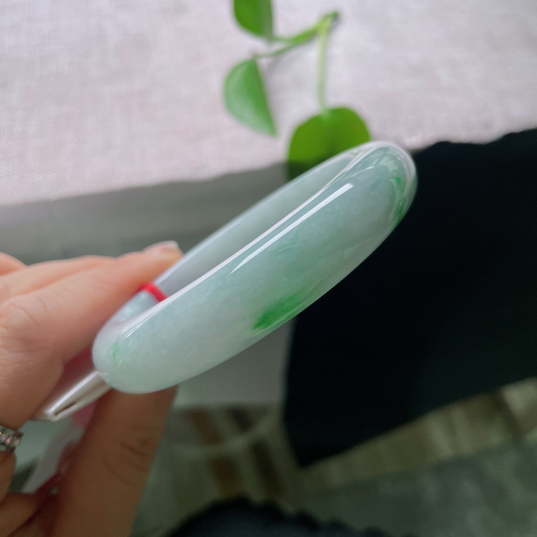 57.2/13.4/9.5，飘绿正圈，有棉线，底色柔和，鲜活翠绿色零星散落镯身，如同春风拂过泛起的点点翠意，上手自带温婉沉静的东方气韵，ss56720a