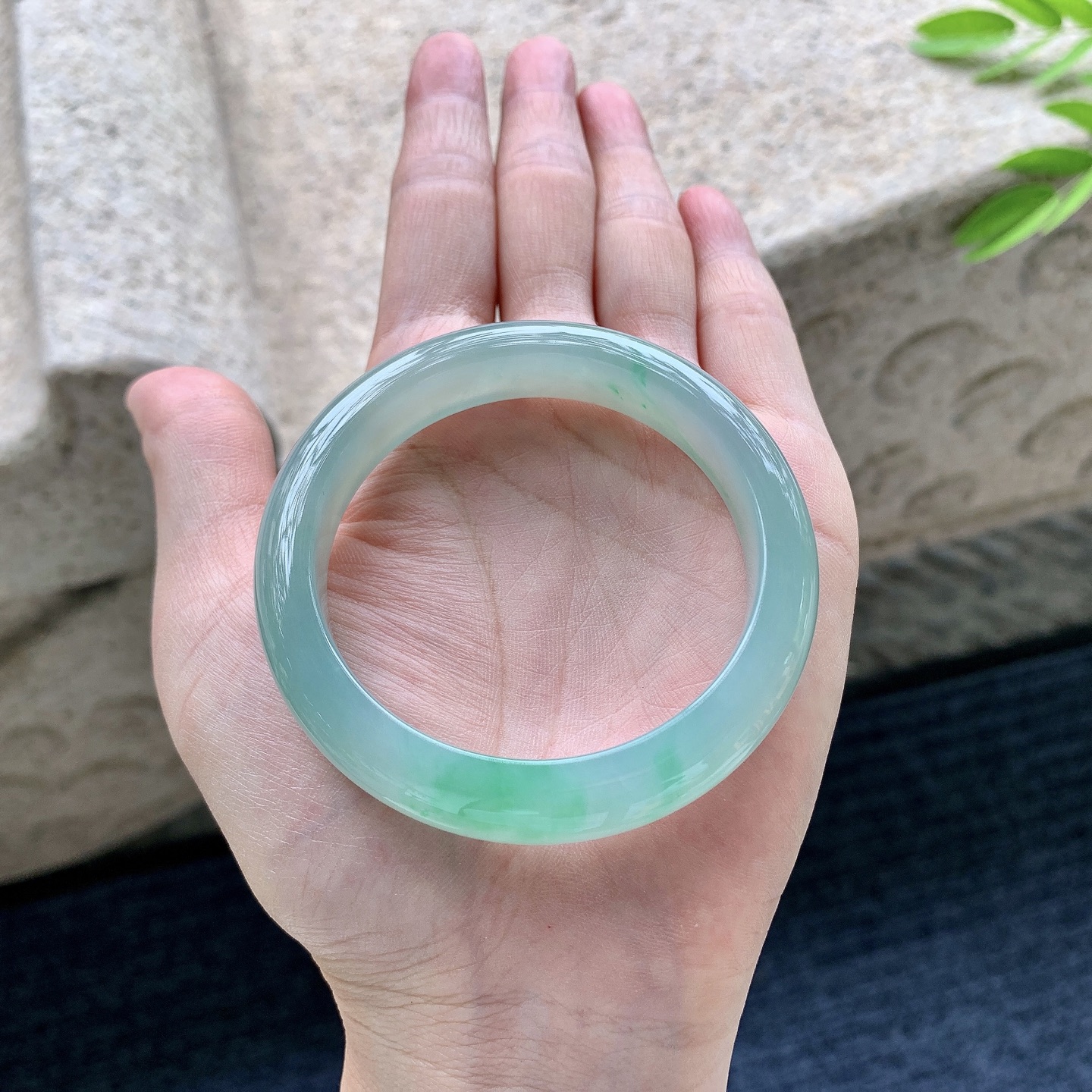 正圈50 51，圈口51.6/10.6/7.6，编码W6080614，糯冰飘绿，水润，种老，细腻，无