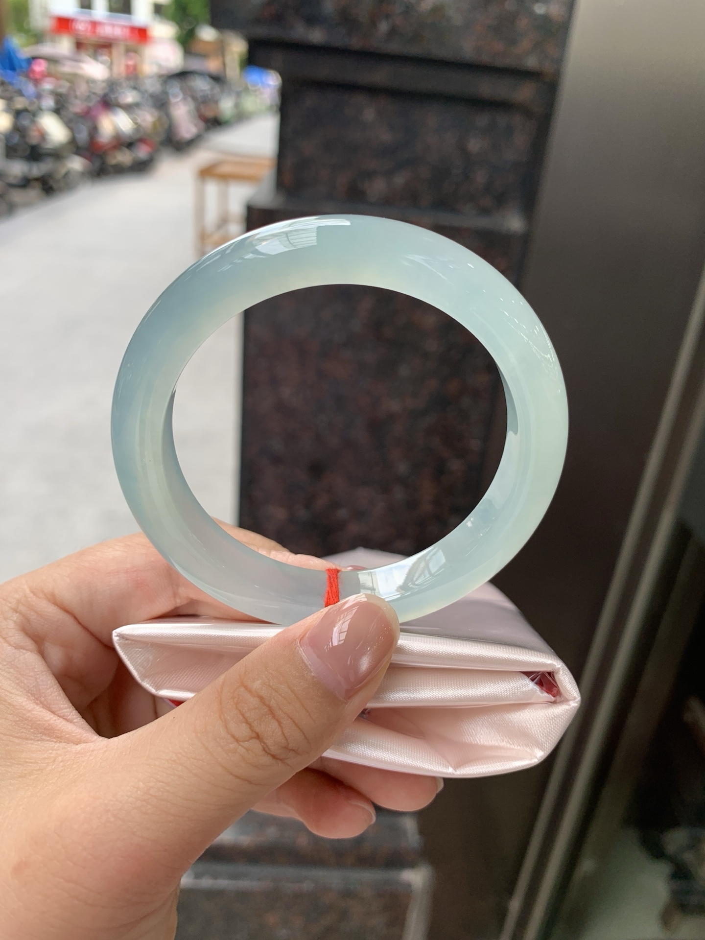 冰蓝正圈, 底妆冰润，千变万化的冰晴蓝底色，拥有海的颜色，却散发着星空的光芒，这是一只来自冰川蓝的清冷气质仙女镯。