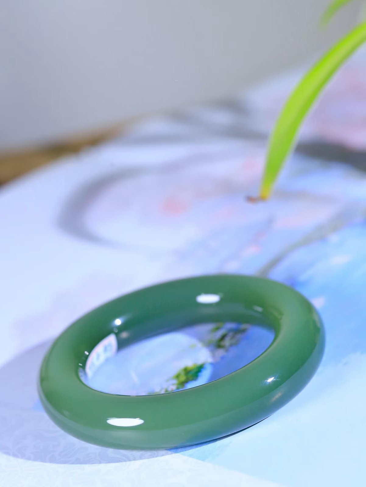 【悠悠芳华.镯】

收藏级臻品️和田玉碧玉起荧光圆条手镯 玉质温润 青葱岁月，尽收腕中，婉转流畅
