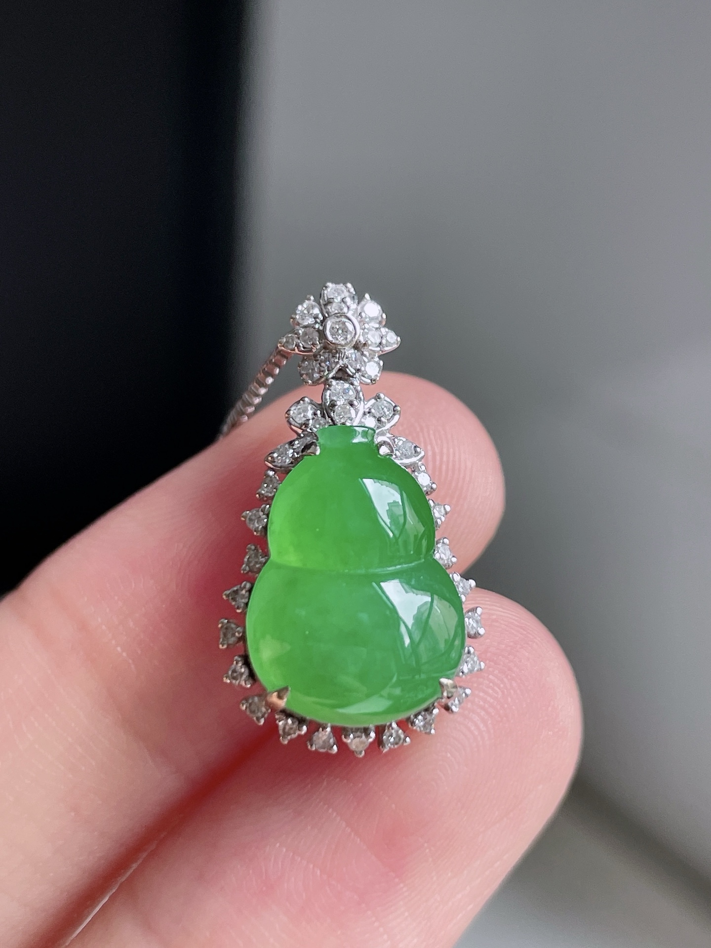 冰阳绿葫芦,色泽鲜艳,种老水润,18k金镶嵌,整体22.3/12.2/8.5,裸石13.2/9.8