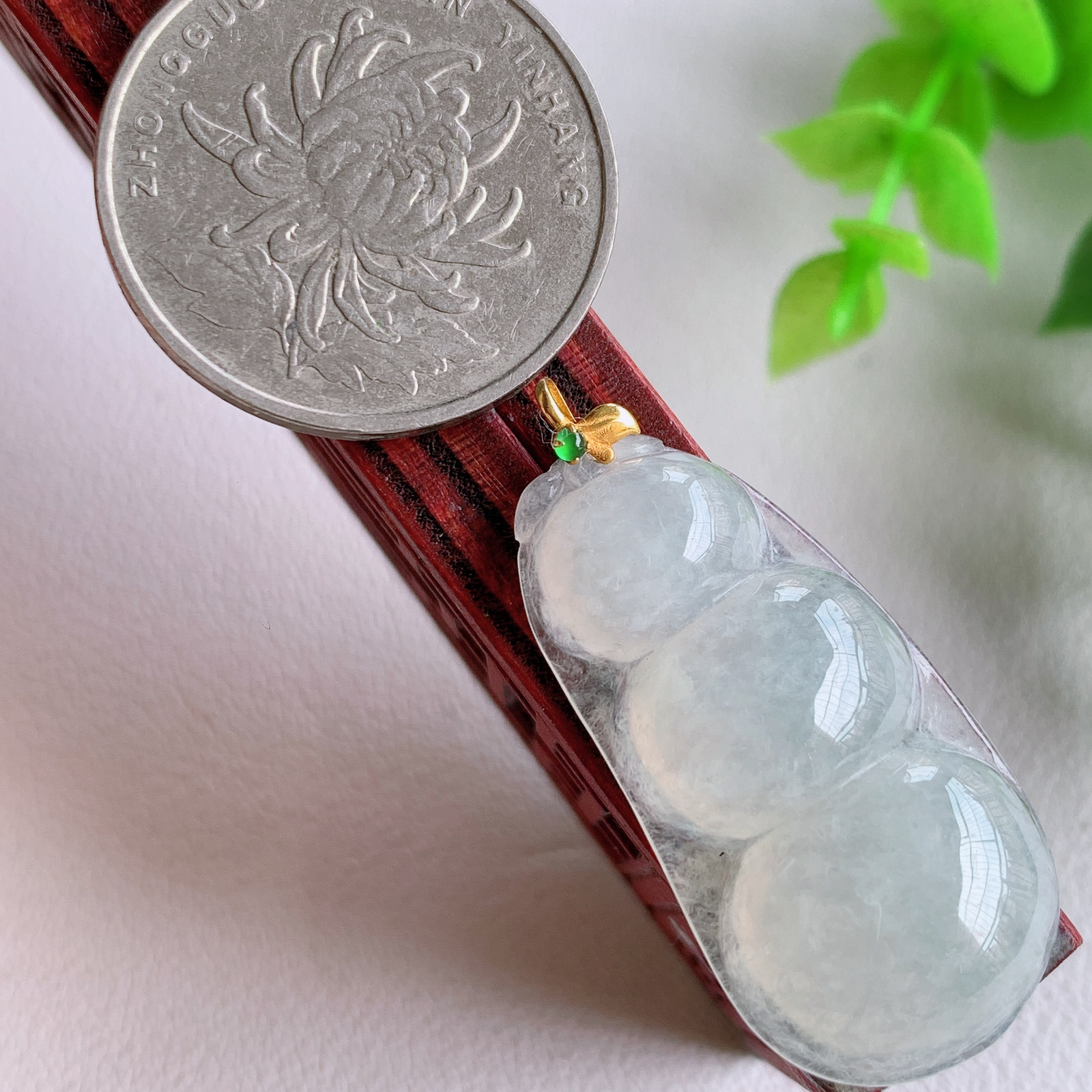 18k金扣冰润福豆翡翠挂件，冰清玉洁  胶感十足  寓意“四季平安，福气满满”颜色鲜艳，清新自然，饱满通透   W415.3 整体尺寸：36.8-16.6-6.2mm  裸石尺寸：33-16.6-6.2mm