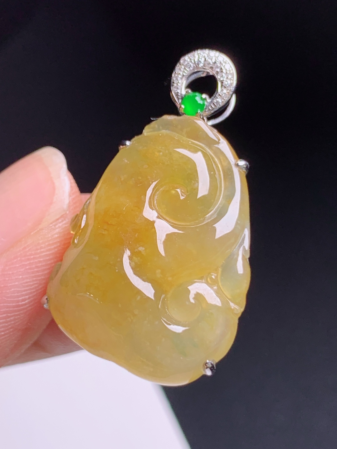 黄翡如意吊坠，暖润起光，钻扣精致，顺心如意