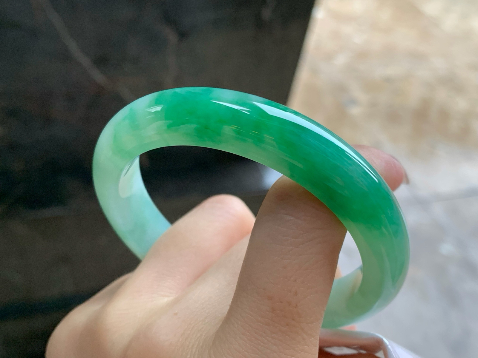 57-11.8-8.6
带色手镯^_^有种有色～绿色浓郁