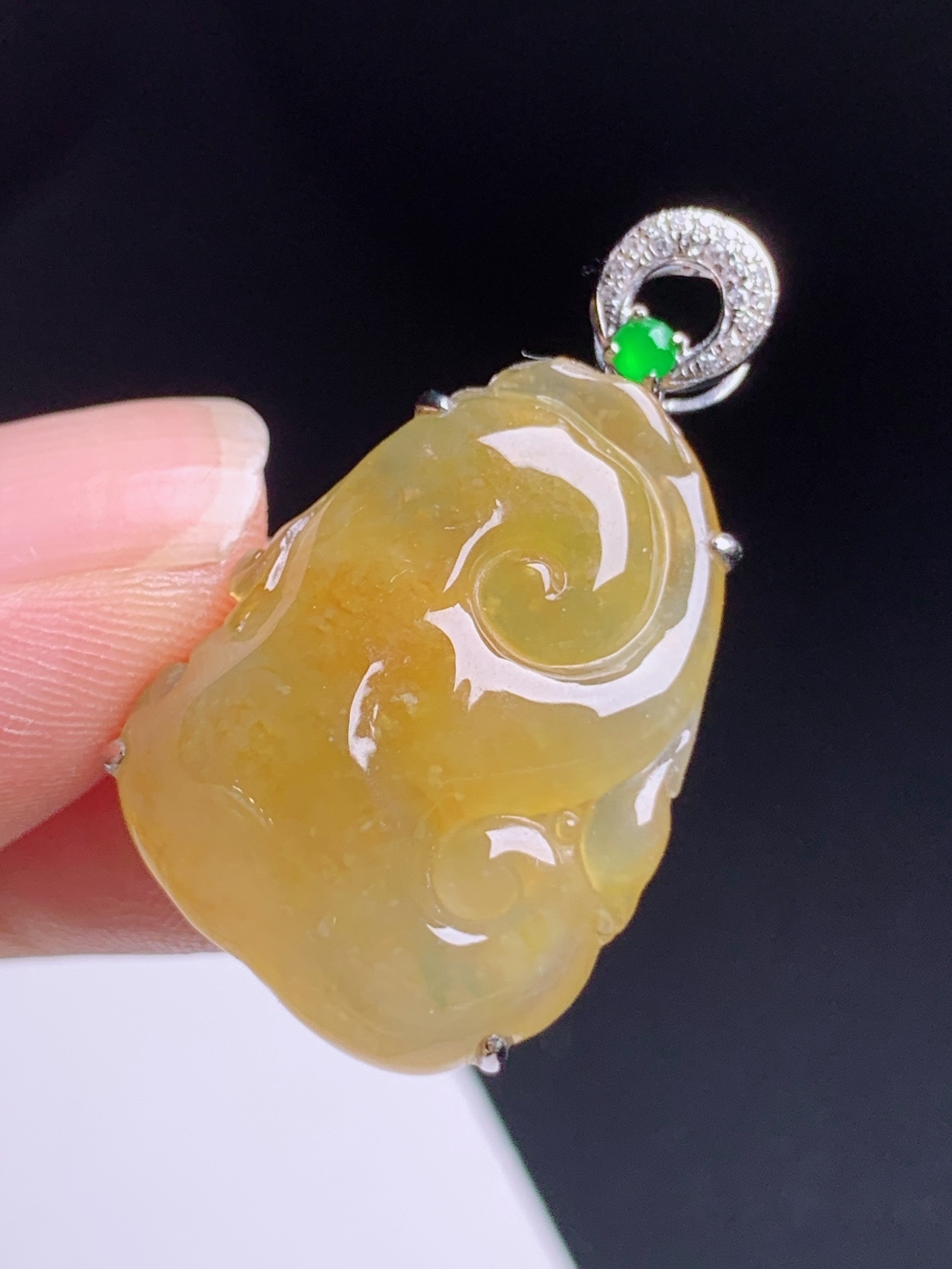 黄翡如意吊坠，暖润起光，钻扣精致，顺心如意