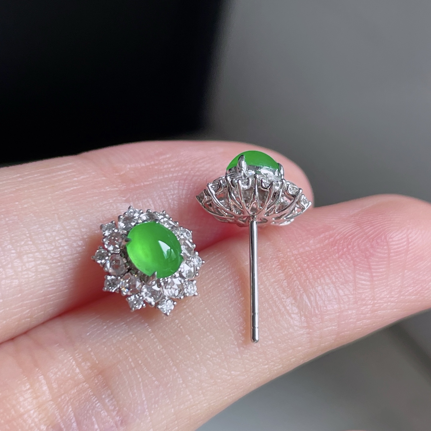 ️ 冰种阳绿蛋面耳钉 色泽鲜艳 种老水润 18k金镶嵌 裸石 5/4.3