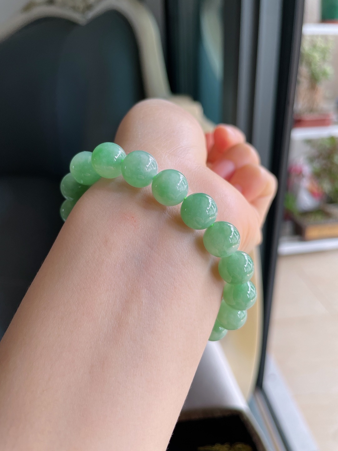 缅甸天然翡翠A货，冰种满绿浅绿手链，尺寸：10.1mm。【编3984】