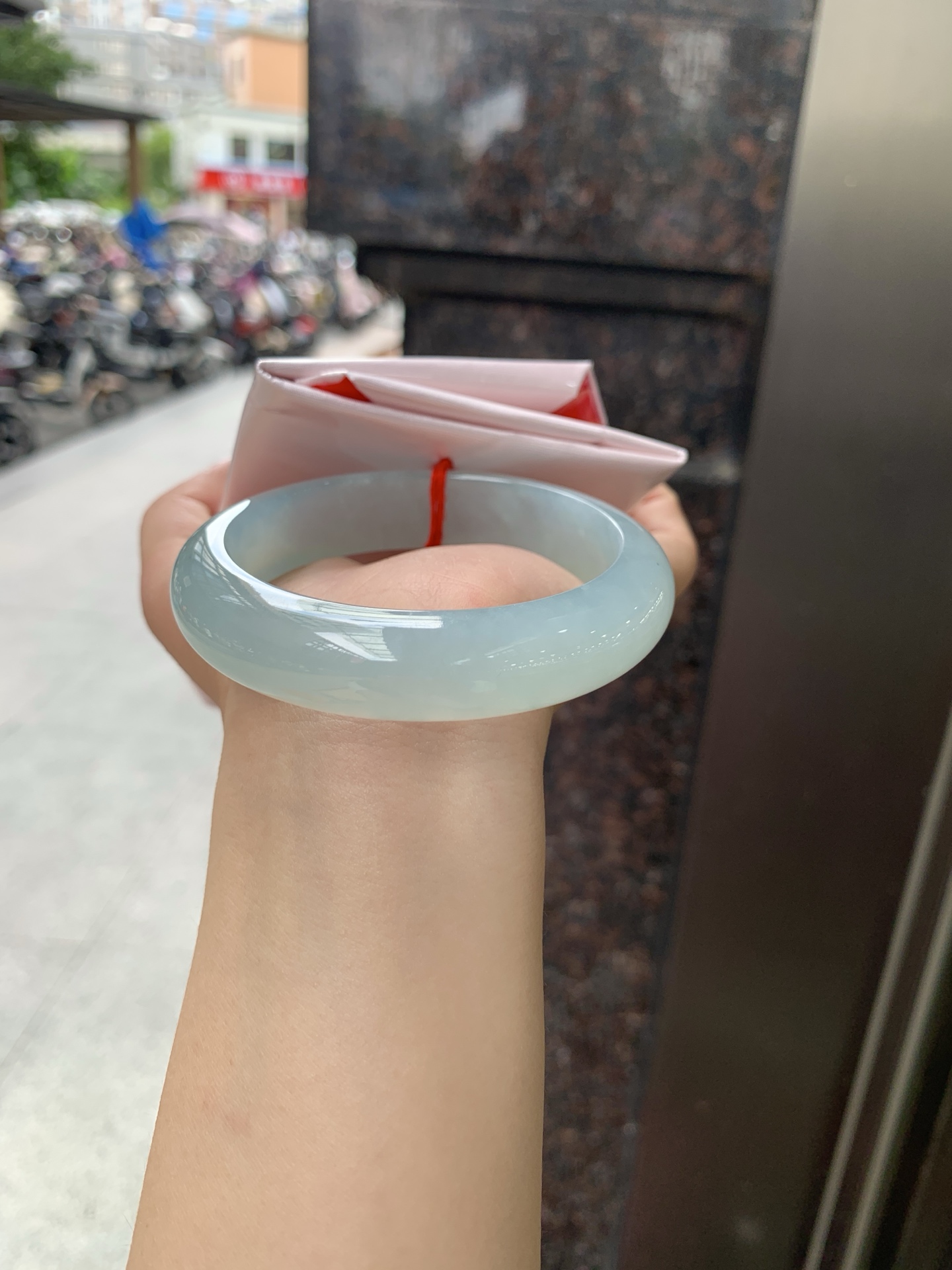 冰蓝正圈, 0805-N1296-2, 无裂，底妆冰润，千变万化的冰晴蓝底色，拥有海的颜色，却散发着星空的光芒，这是一只来自冰川蓝的清冷气质仙女镯。