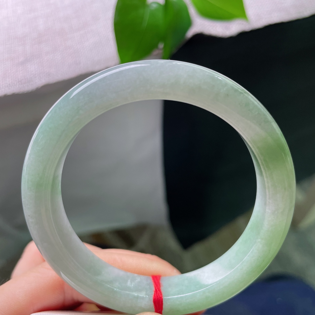 绿底正圈，无裂，通体匀净浅绿，没有繁复点缀，素净温润，自带恬淡从容的气韵，简约之中尽显东方温婉。ss
