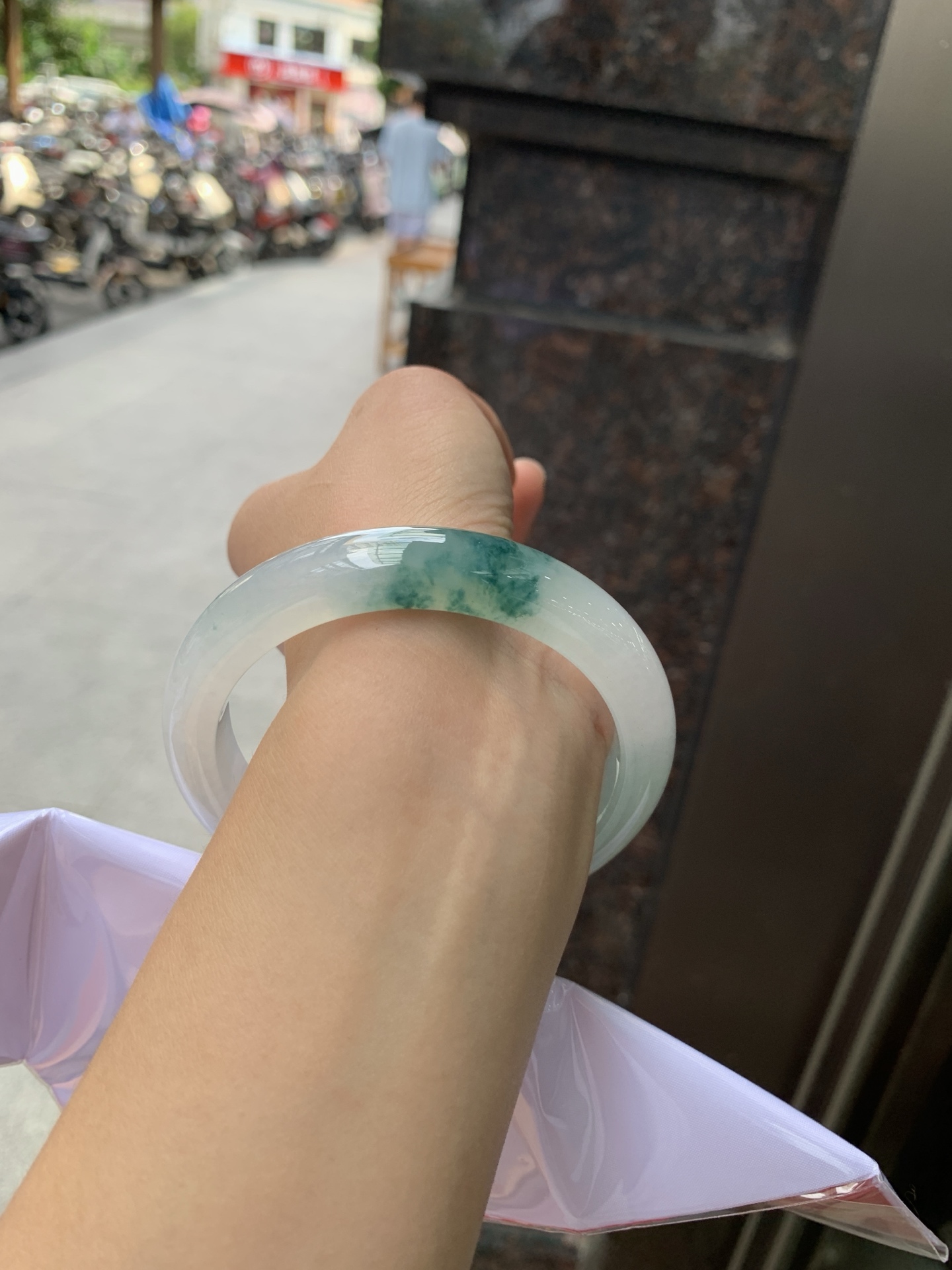 冰飘花正圈,62.3-12.1-8.8,0805-174-46,无裂，底妆冰透胶润，飘花灵动飘逸，勾勒出一幅唯美诗意的山水意境画，古典优雅又秀气
