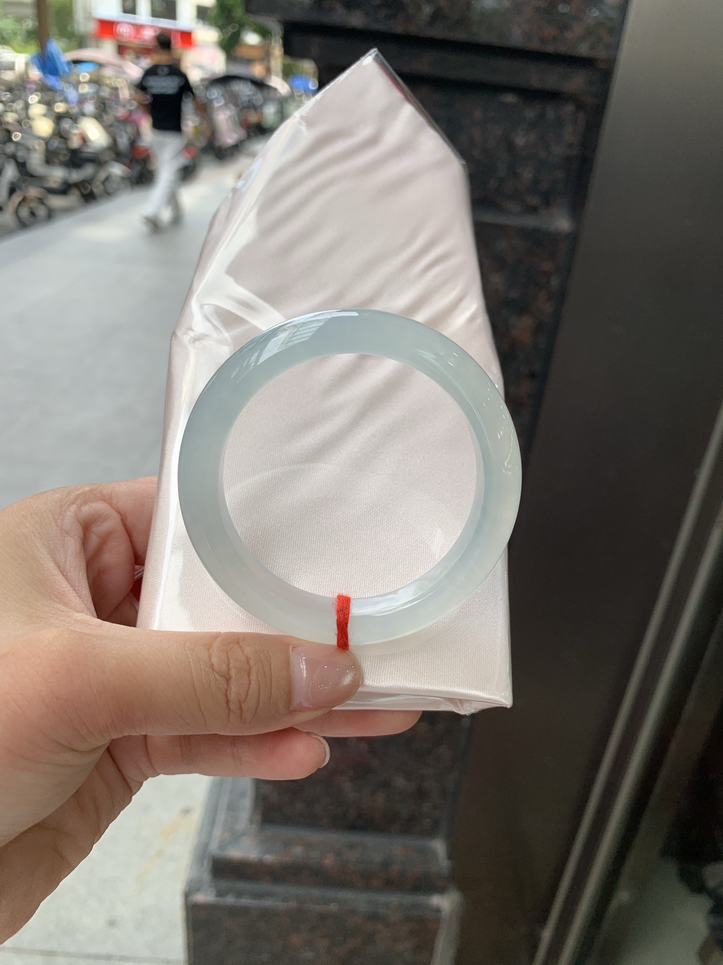 冰蓝正圈, 51.5-10.1-7.9, 0805-N1299, 打灯冰晶纹，底妆冰润，千变万化的冰晴蓝底色，拥有海的颜色，却散发着星空的光芒，这是一只来自冰川蓝的清冷气质仙女镯。