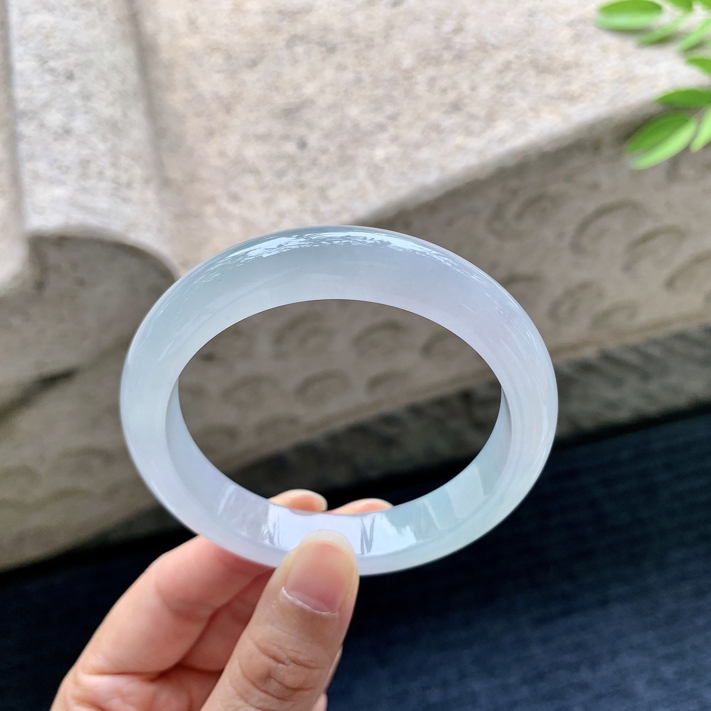 正圈56 57，圈口57.1/12/8.4，编码C5080604，描述糯冰飘绿，水润，种老，细腻，打灯有纹线