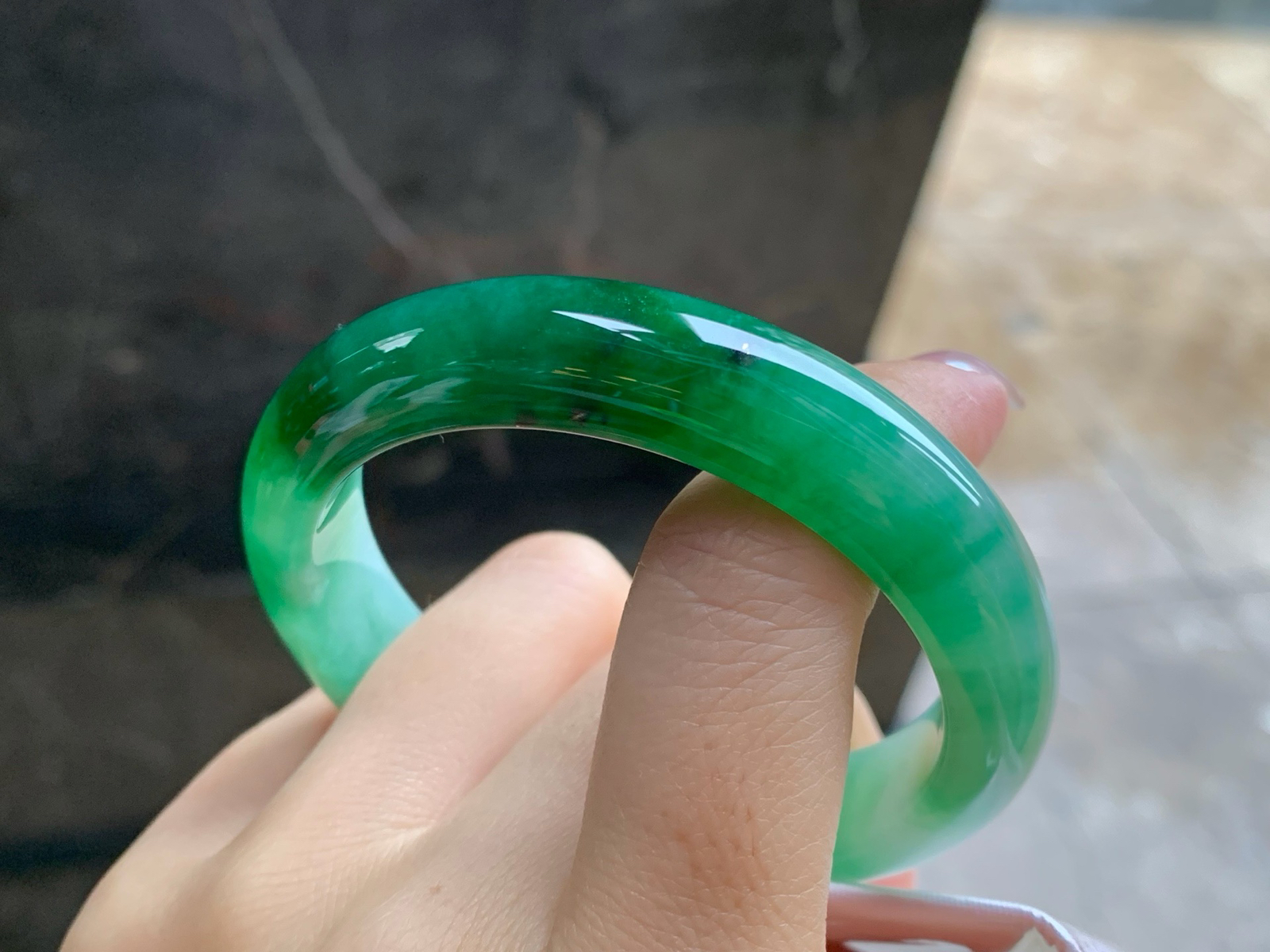 53.2-12.2-8
辣绿色手镯^_^绿色浓郁大气 上手漂亮