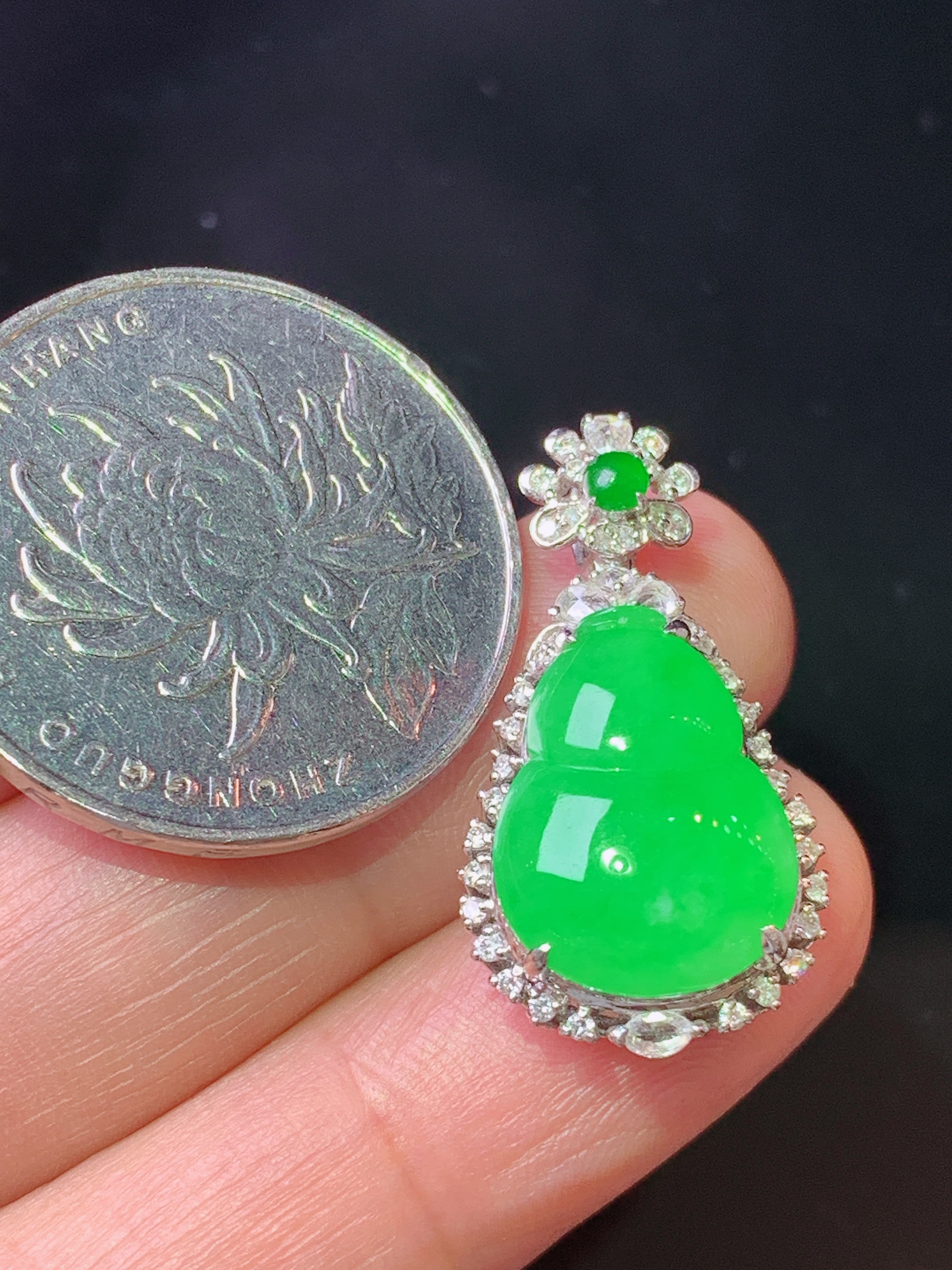 18k金钻镶嵌冰阳绿葫芦吊坠 玉质细腻 色泽艳丽清新 水润亮眼 整体尺寸26.8*14.2*9.6 j3