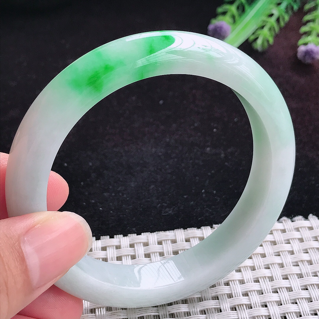 实拍A货翡翠56.5/12.1/8.6老坑精美飘阳绿手镯宽边玉镯平安镯百搭