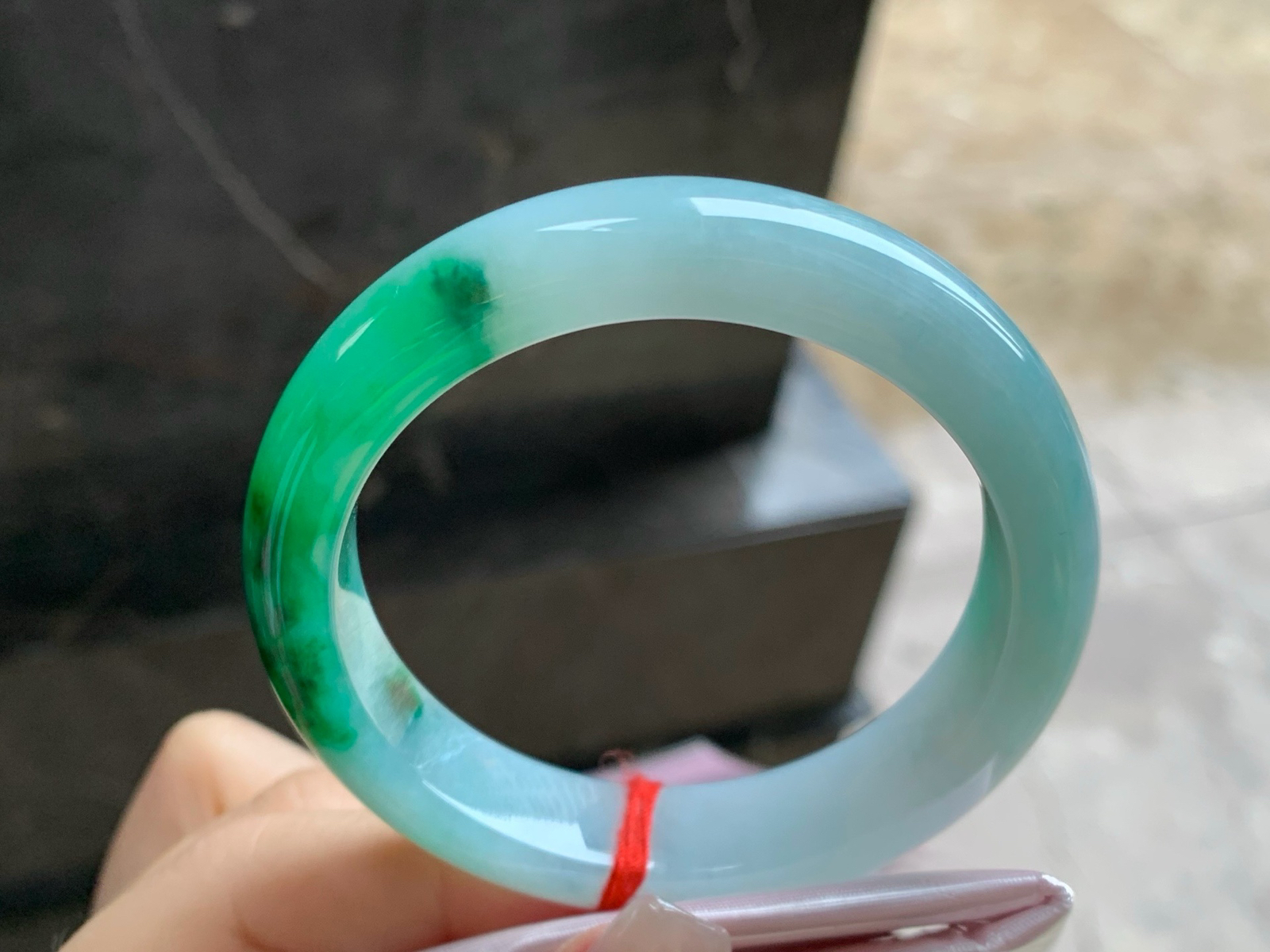 52-12.2-8.2
飘色手镯^_^底子细腻 绿色浓郁漂亮
