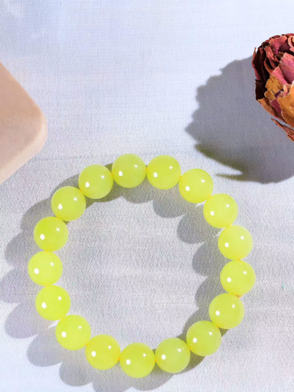 【珠圆玉润.手串】

精品️和田玉黄口珠圆玉润手串 玉质温润细腻  整串打磨圆润，佩戴舒适。珠珠落玉盘，间关莺语花底滑，一生美好时光，无论身在何处，都有它相伴相守。事事顺遂，幸福美满，吉祥如意。重47.85克 尺寸取一12mm FDT-1680500