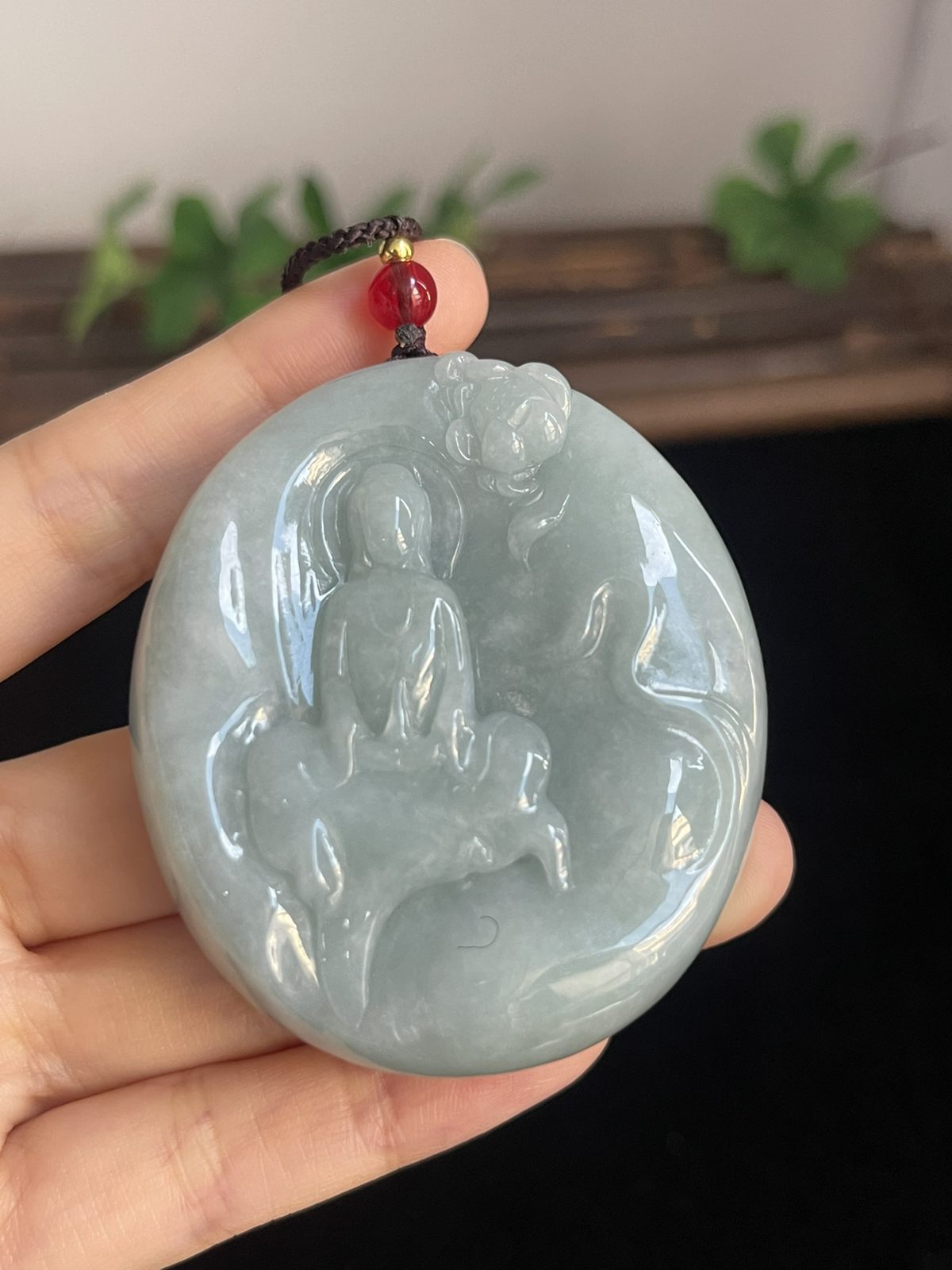 翡翠糯化种吊坠，配珠未测