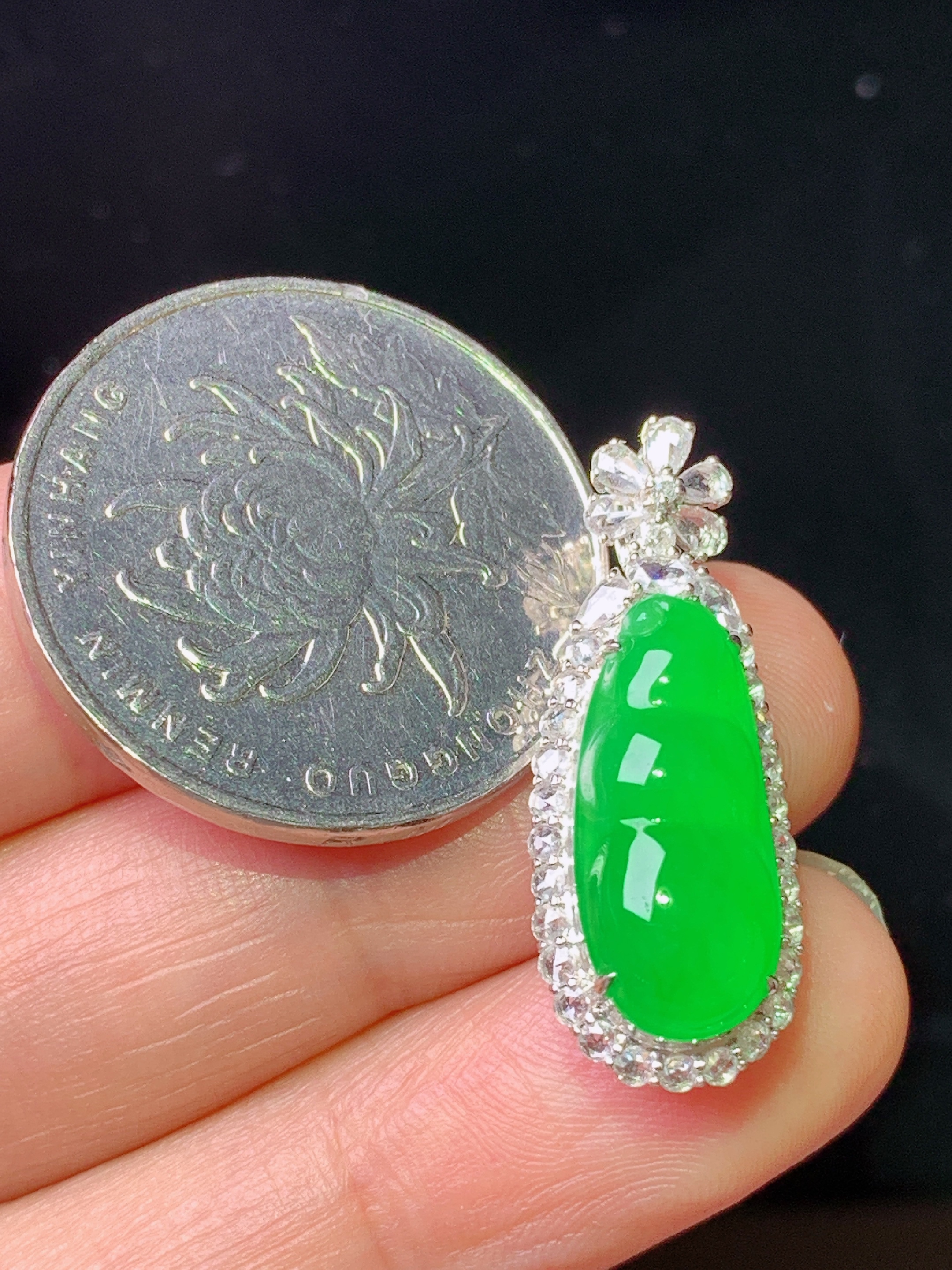 18k金钻镶嵌阳绿四季豆吊坠 玉质细腻 色泽艳丽清新 水润亮眼 整体尺寸27*10.5*9 x9