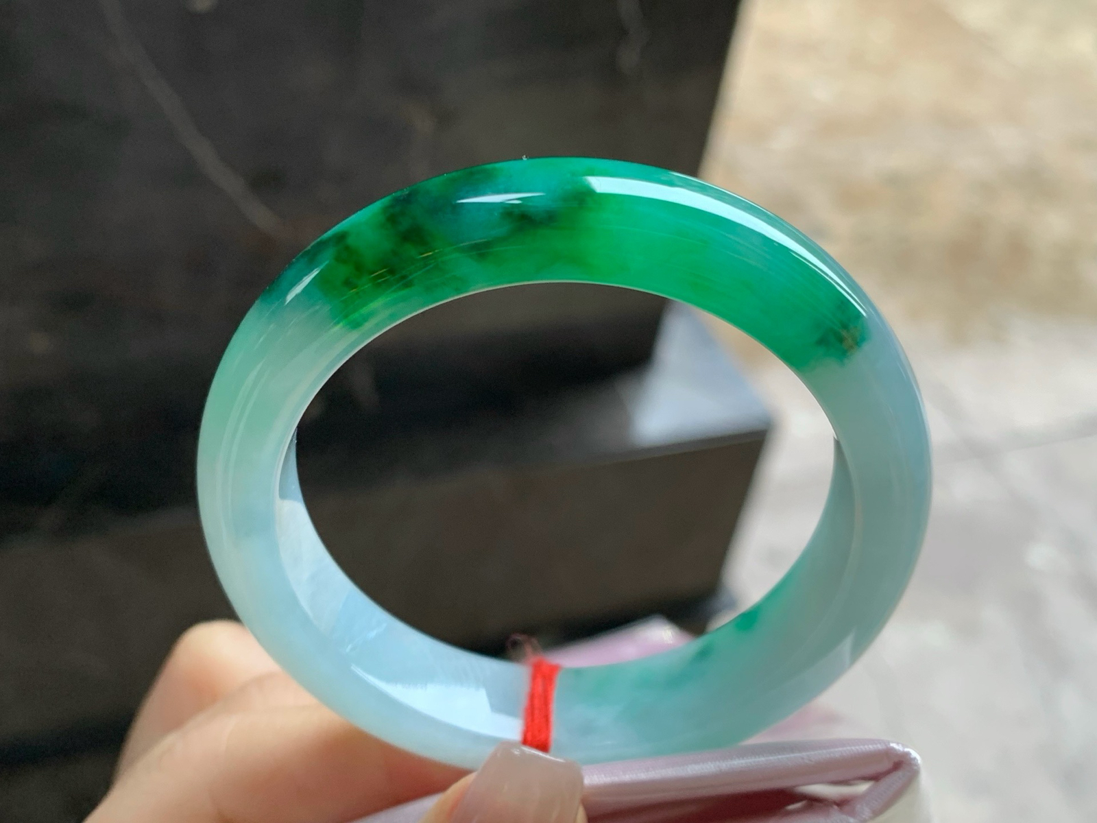52-12.2-8.2
飘色手镯^_^底子细腻 绿色浓郁漂亮
