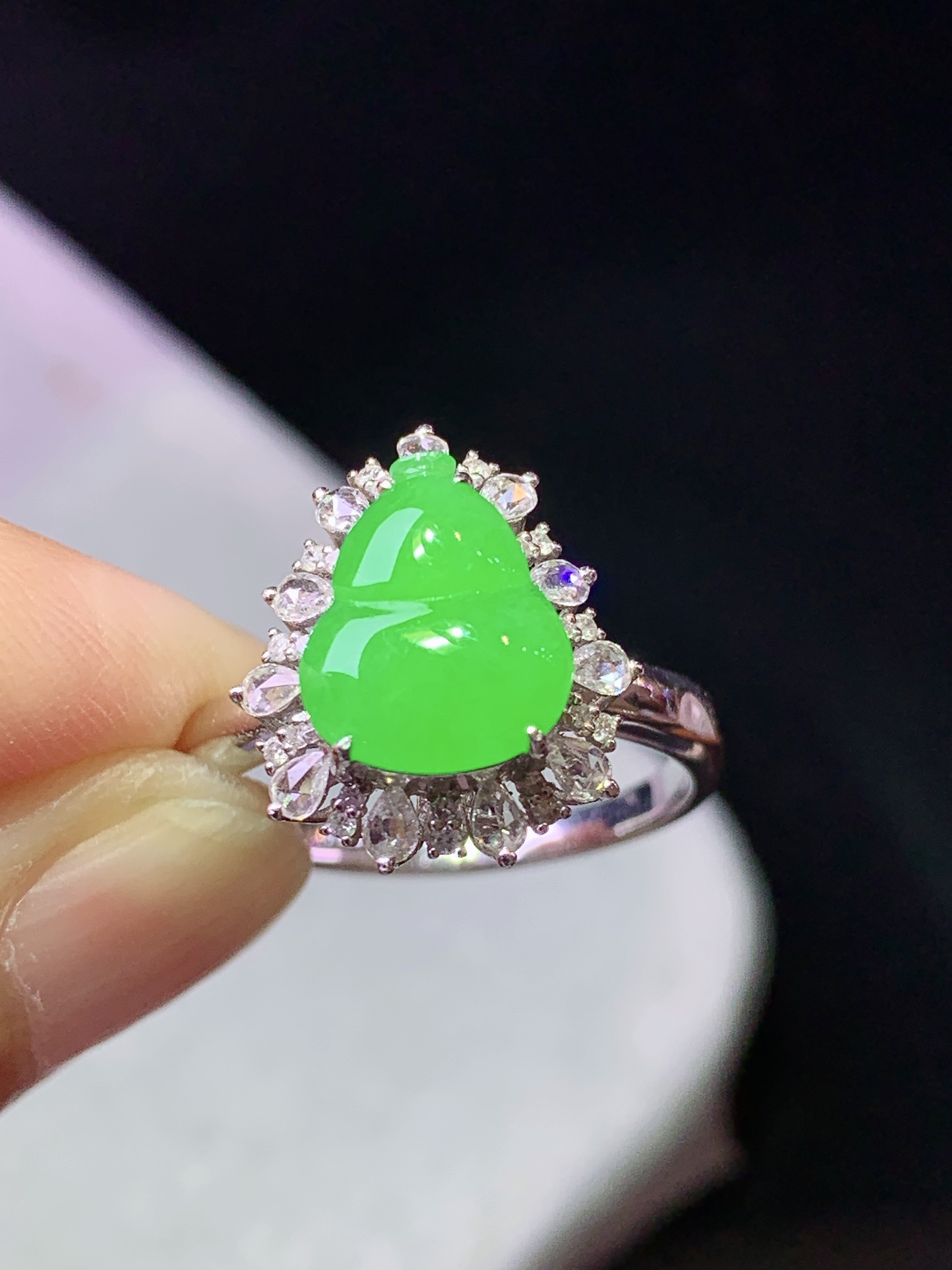 18k金钻镶嵌阳绿葫芦戒指 玉质细腻 色泽艳丽清新 水润亮眼 圈口15 整体尺寸15.5*13.2*9 j3
