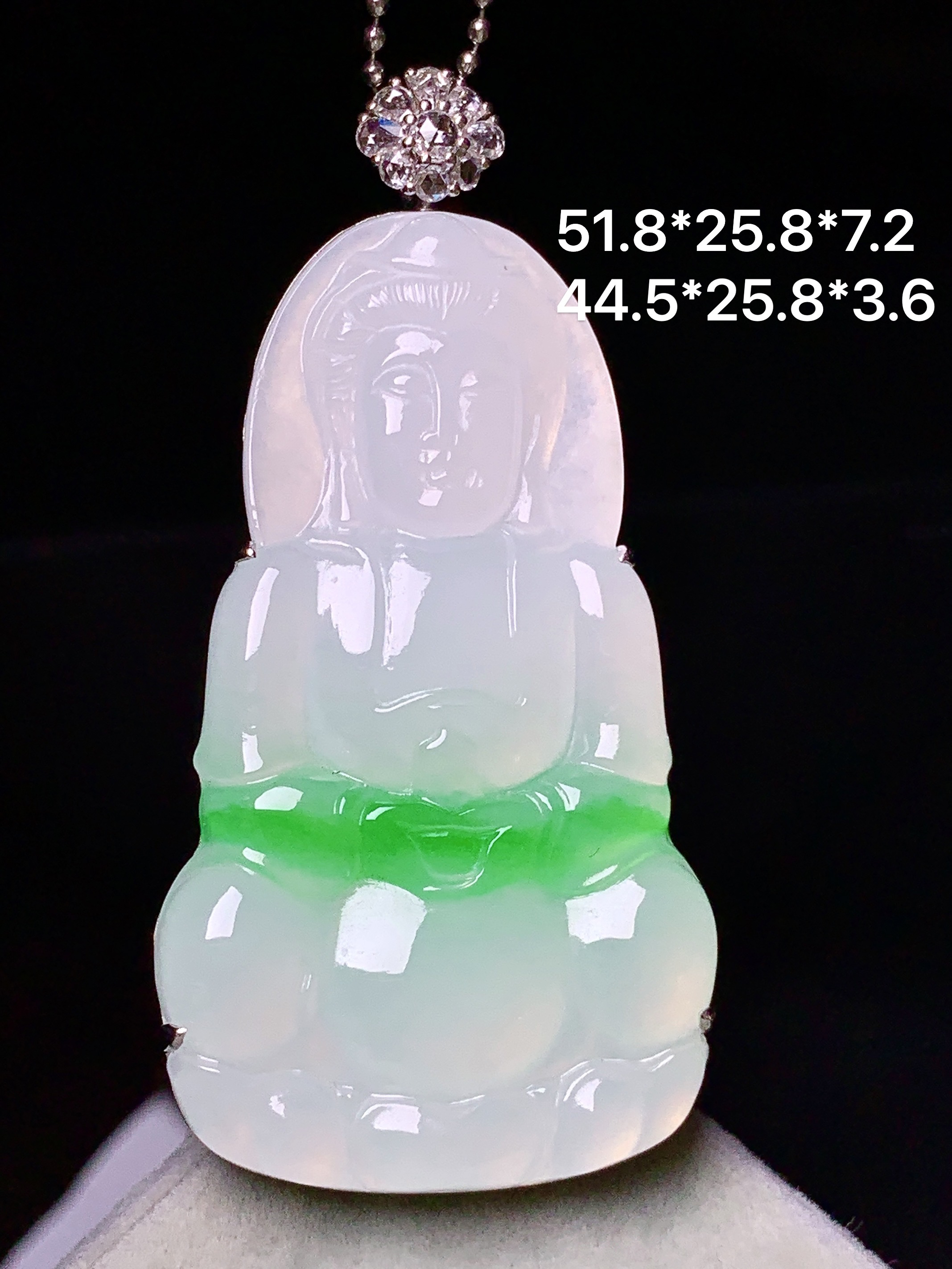 18k金钻镶嵌飘绿观音菩萨吊坠 玉质细腻 色泽艳丽清新 水润亮眼 整体尺寸51.8*25.8*7.2 b4