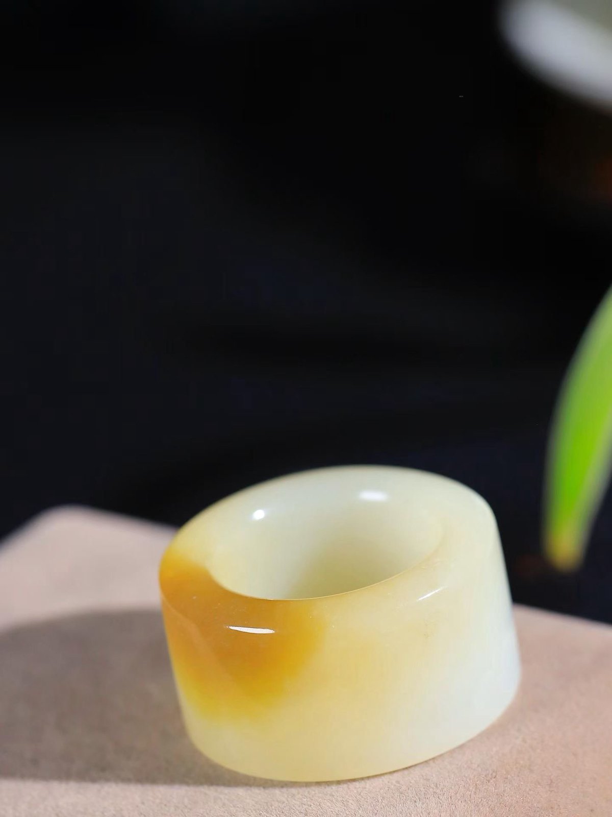 【古韵·扳戒】

精品和田玉糖白玉扳指，玉质温润，油润感十足， 整器古韵生辉。优雅高贵。运筹帷