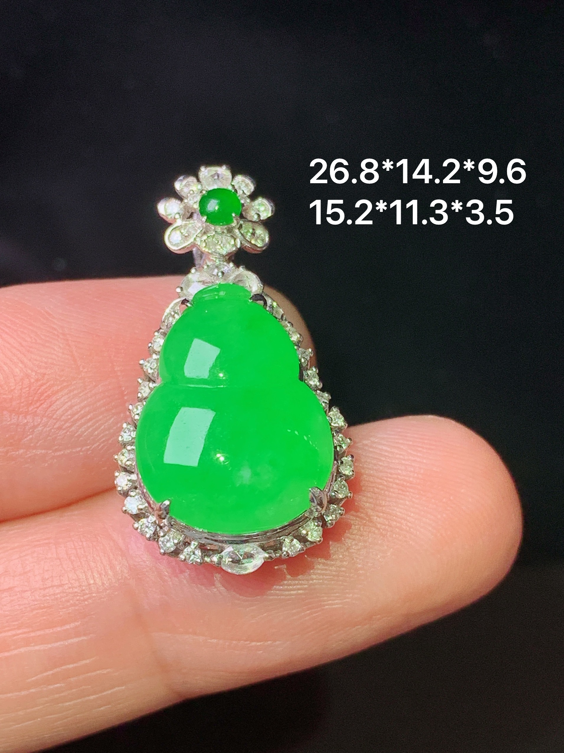 18k金钻镶嵌冰阳绿葫芦吊坠 玉质细腻 色泽艳丽清新 水润亮眼 整体尺寸26.8*14.2*9.6 j3