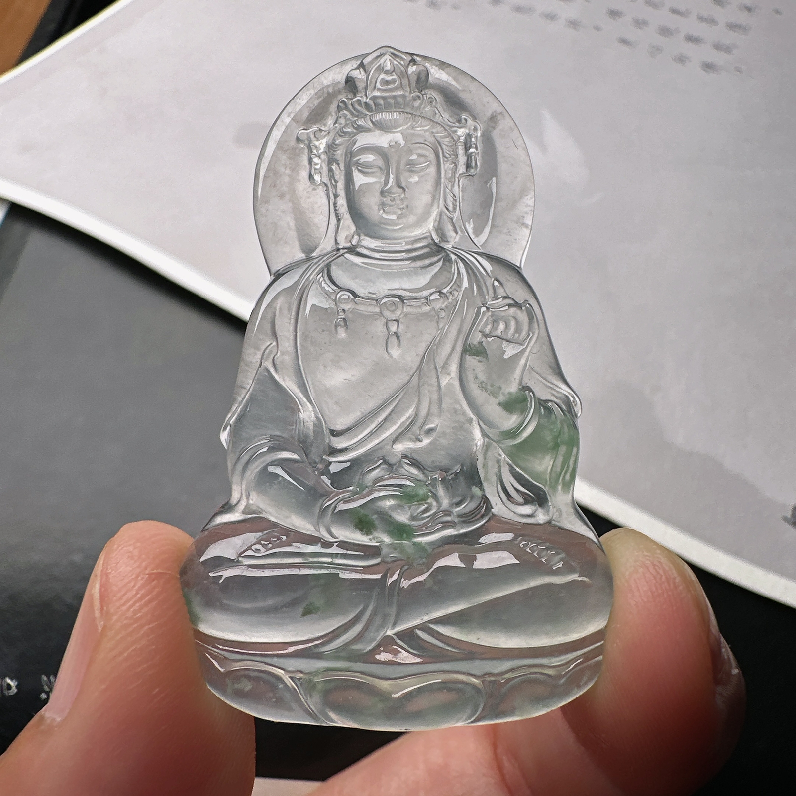 【冰种飘花素衣观音】质地细腻，通透度上佳，冰感十足，适合佩戴。