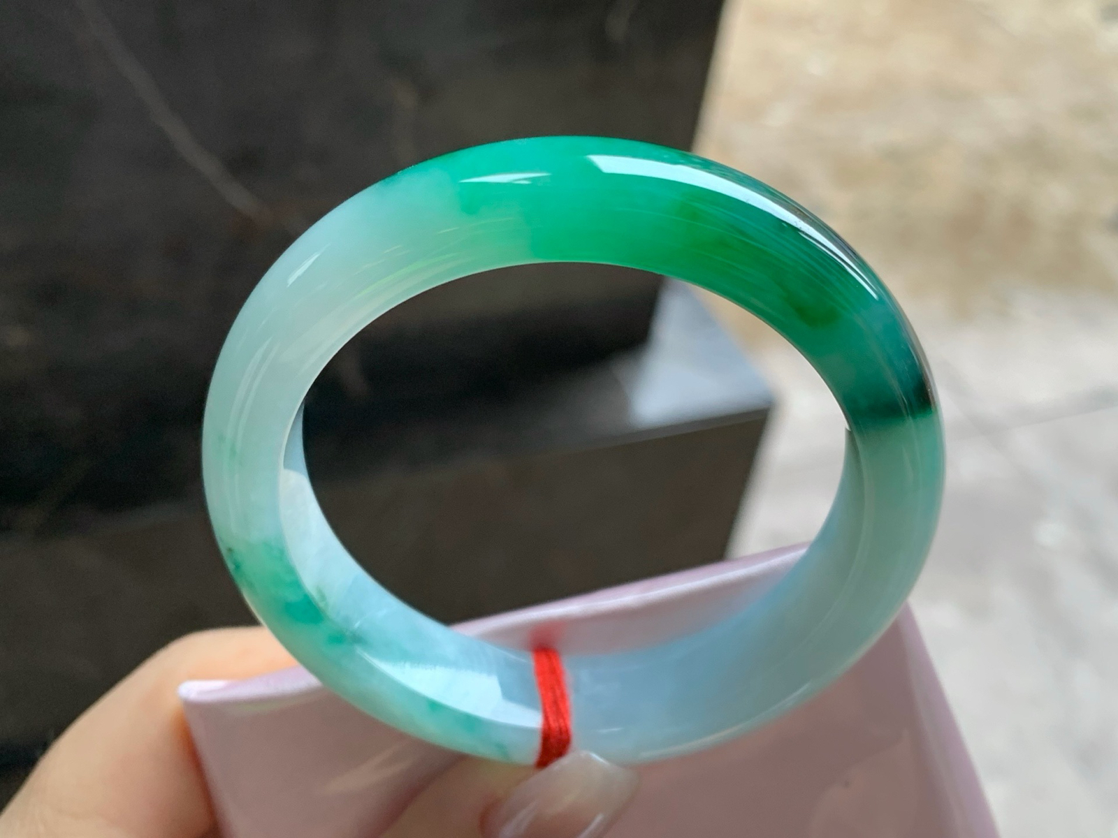 52-12.2-8.2
飘色手镯^_^底子细腻 绿色浓郁漂亮