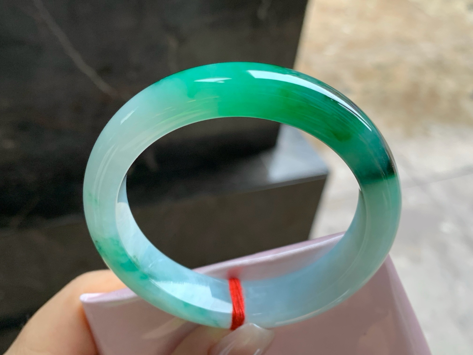 52-12.2-8.2
飘色手镯^_^底子细腻 绿色浓郁漂亮