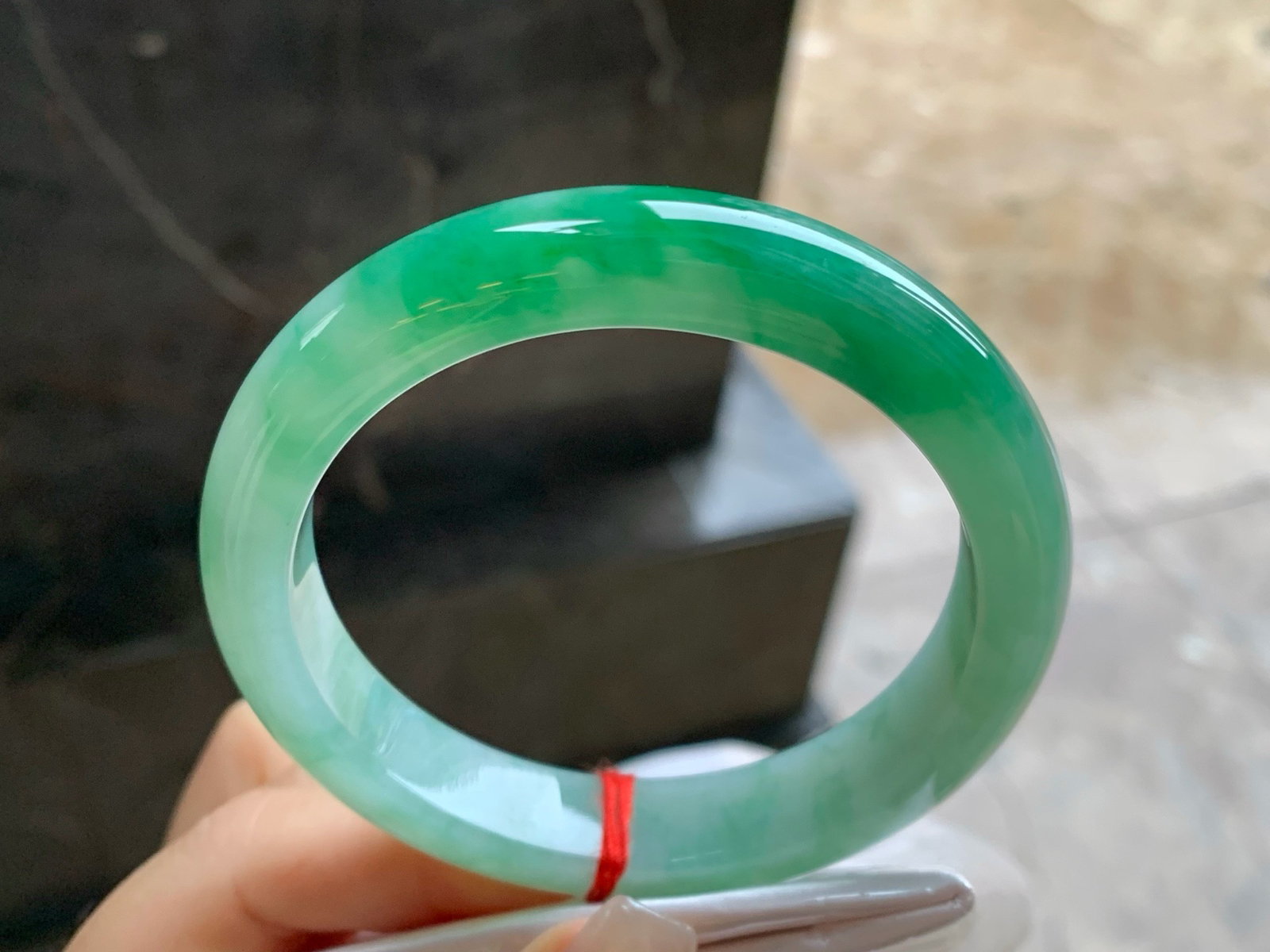 57-11.8-8.6
带色手镯^_^有种有色～绿色浓郁