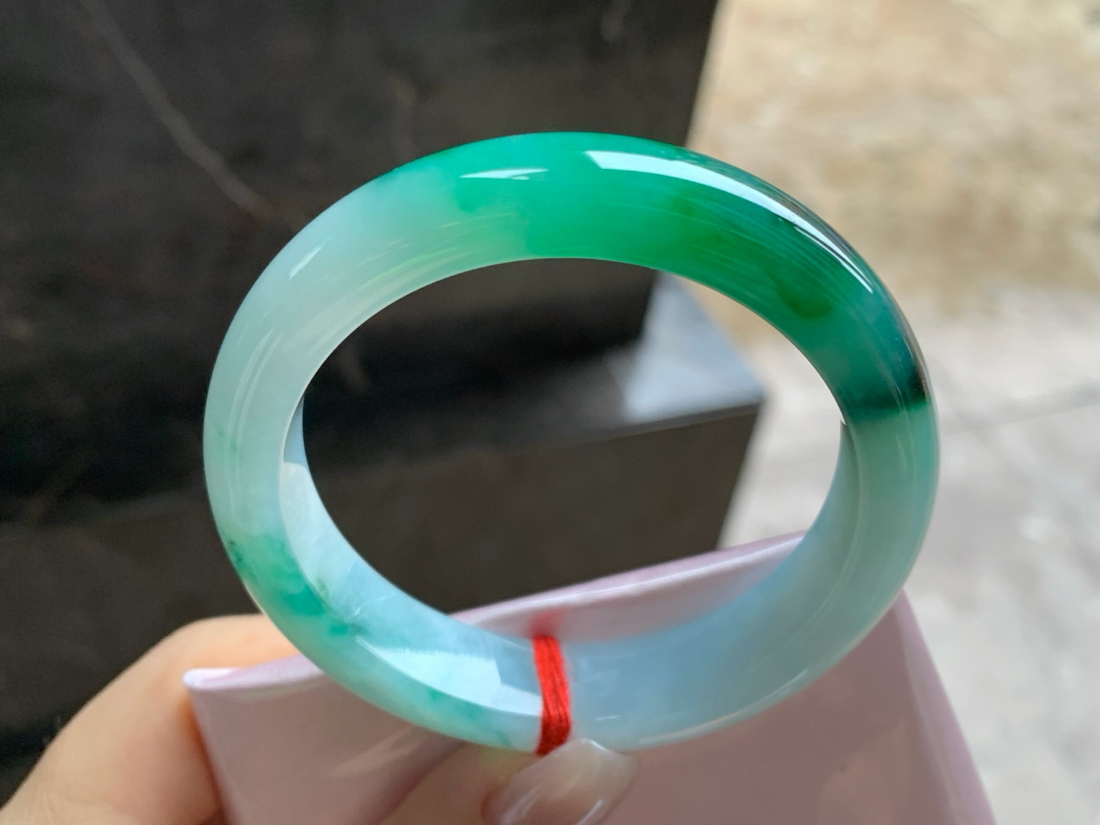52-12.2-8.2
飘色手镯^_^底子细腻 绿色浓郁漂亮