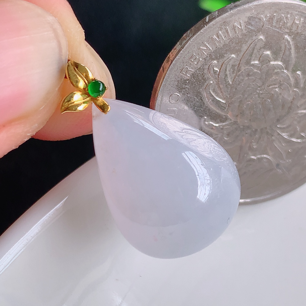 18k金扣冰润紫罗兰水滴翡翠吊坠，款式新颖时尚，日常百搭的款。满满的份量感，清新自然 上身效果优雅迷人！性价比超值  W415.3  整体尺寸：23.8-14-8.8mm  裸石尺寸：20-14-8.8mm