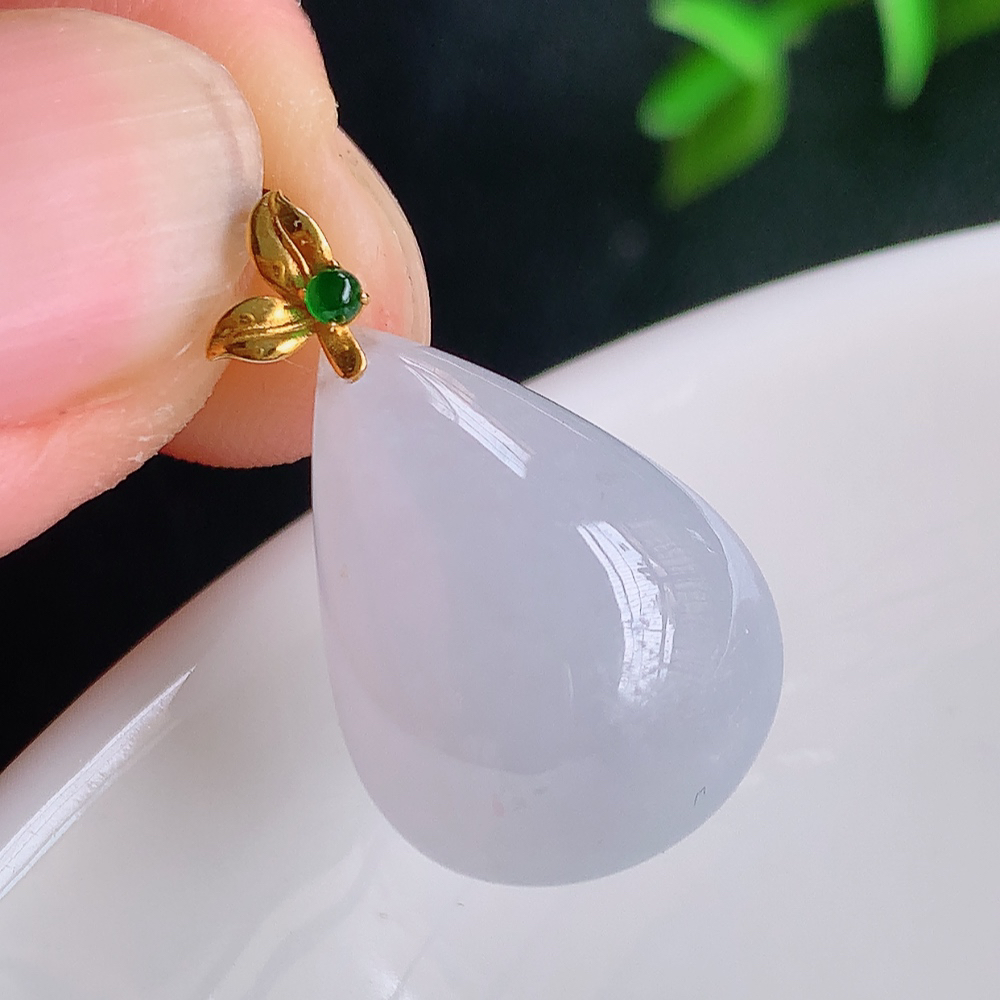 18k金扣冰润紫罗兰水滴翡翠吊坠，款式新颖时尚，日常百搭的款。满满的份量感，清新自然 上身效果优雅迷